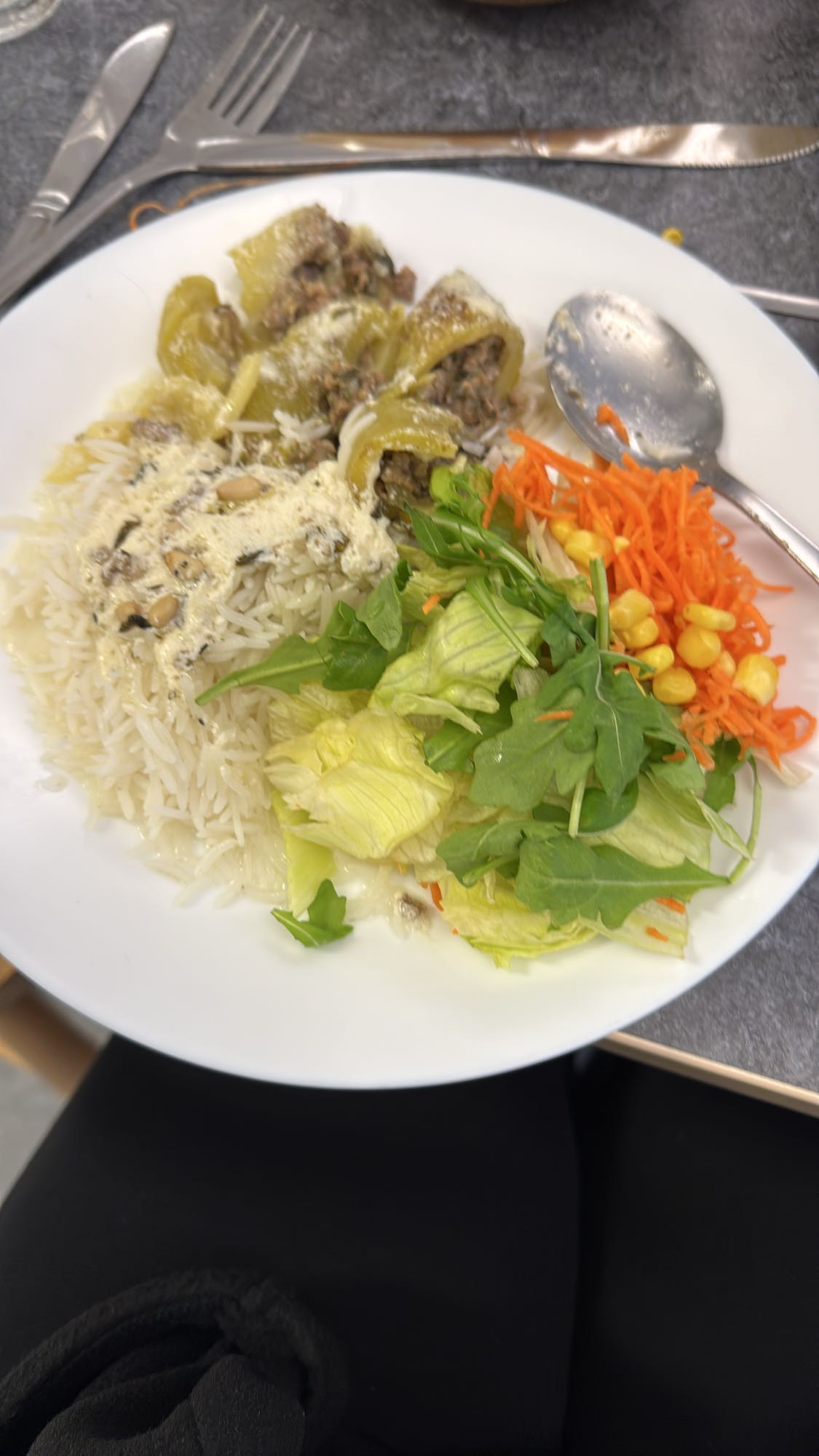 Fylld paprika med ris och sallad