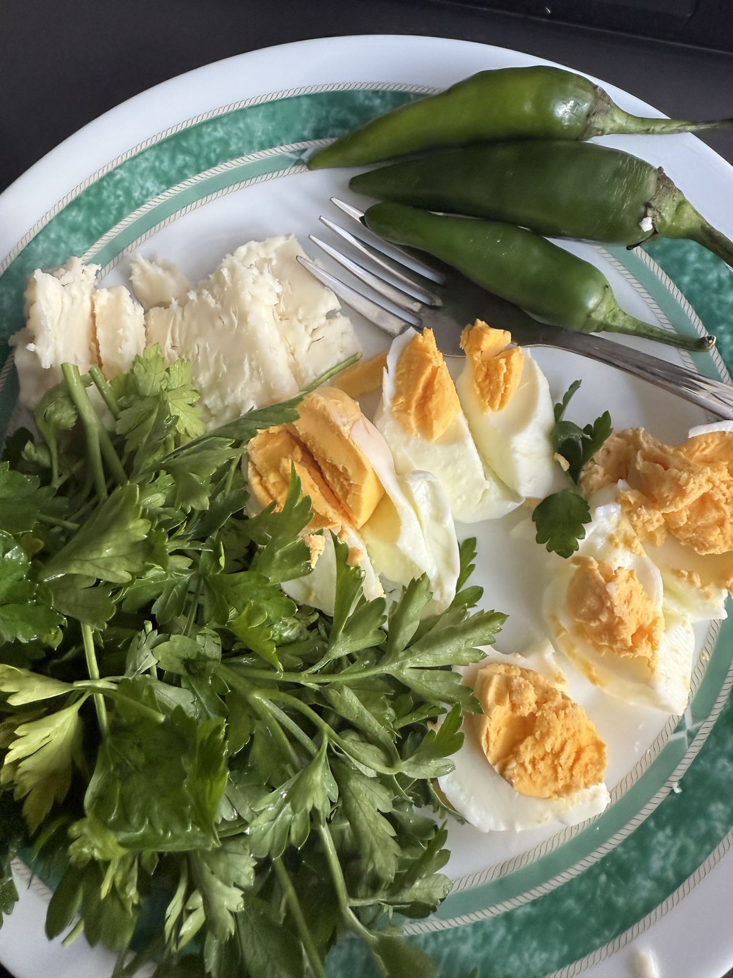 Yumurta, peynir ve yeşillik tabağı