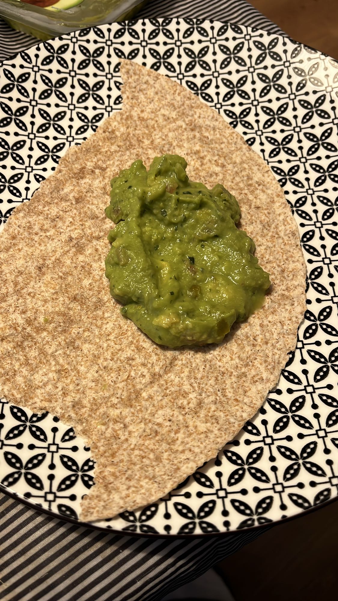 Пълнозърнеста тортиля с гуакамоле