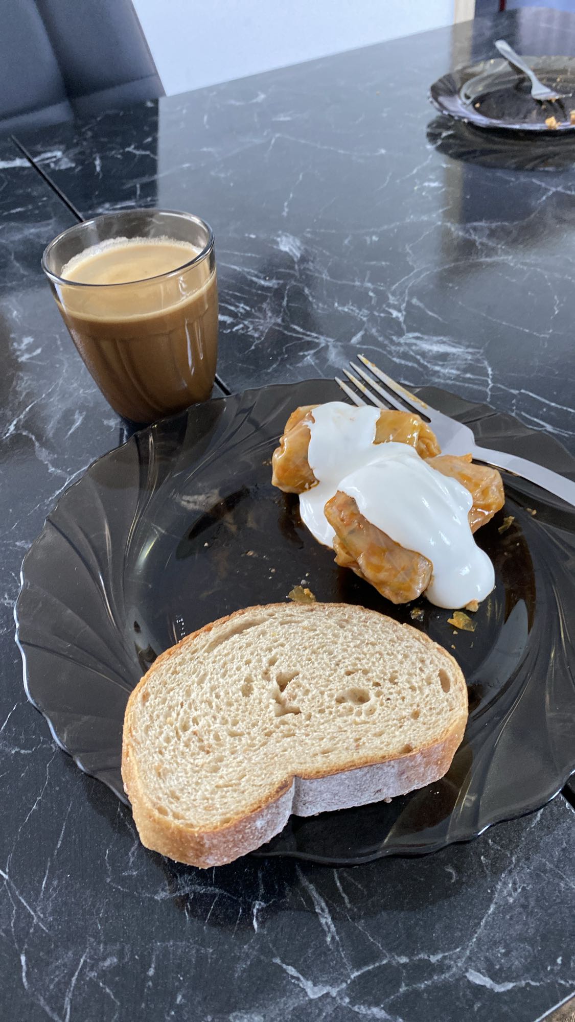 Sarmale cu pâine și cafea