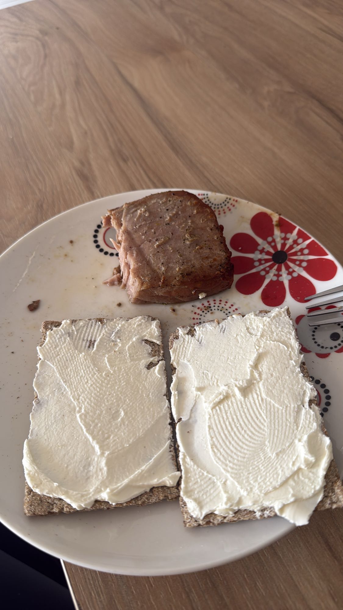 Pâine crocantă cu cremă și carne