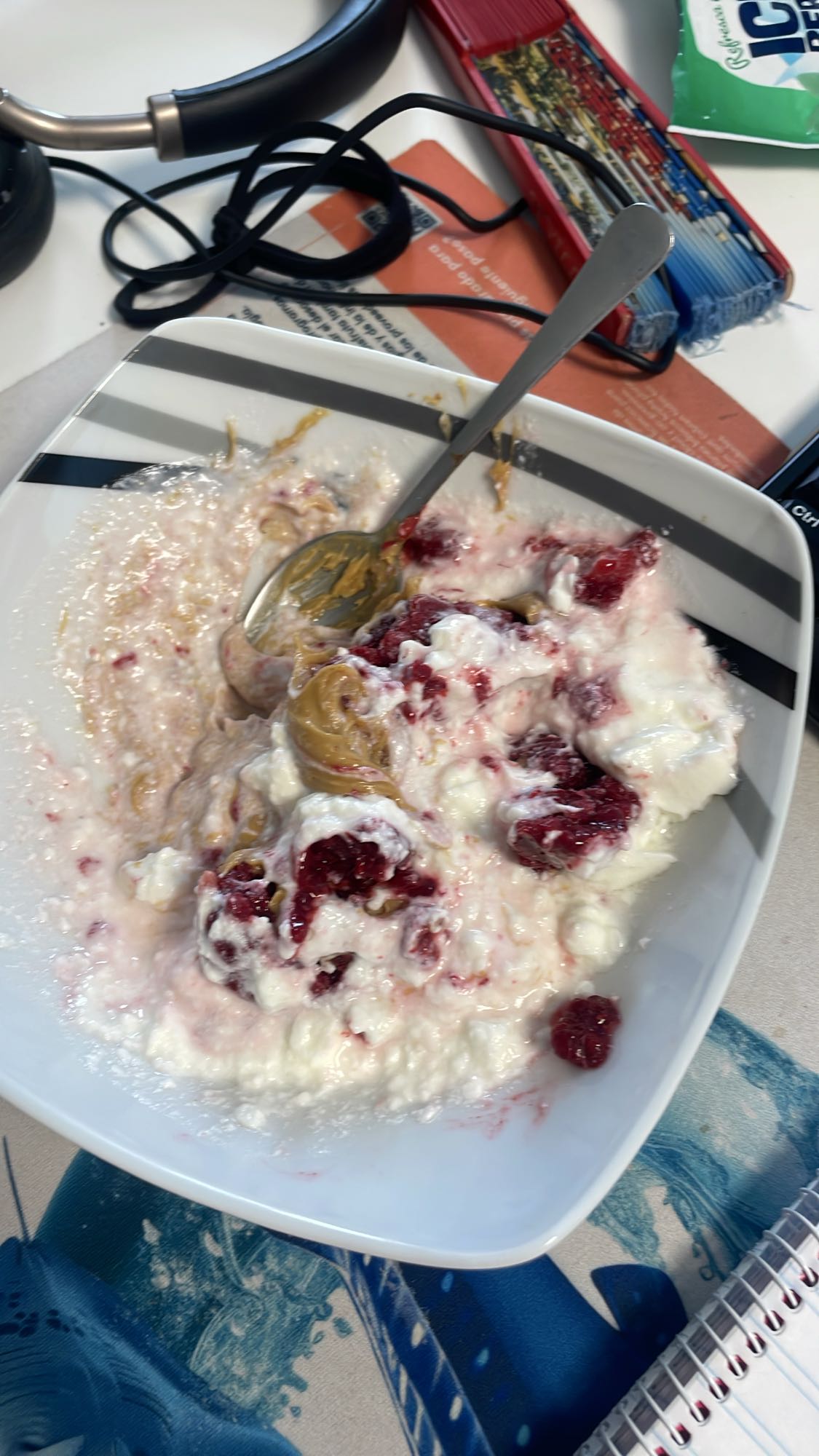 Requesón con frambuesas y crema de cacahuate