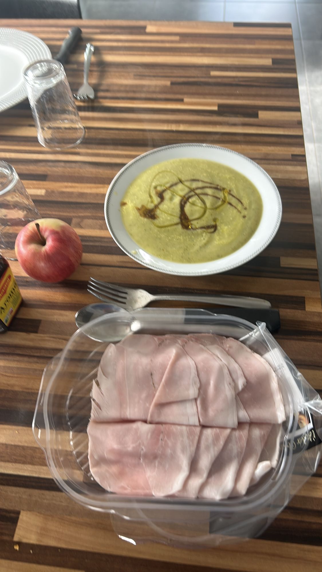 Déjeuner soupe, jambon, pomme