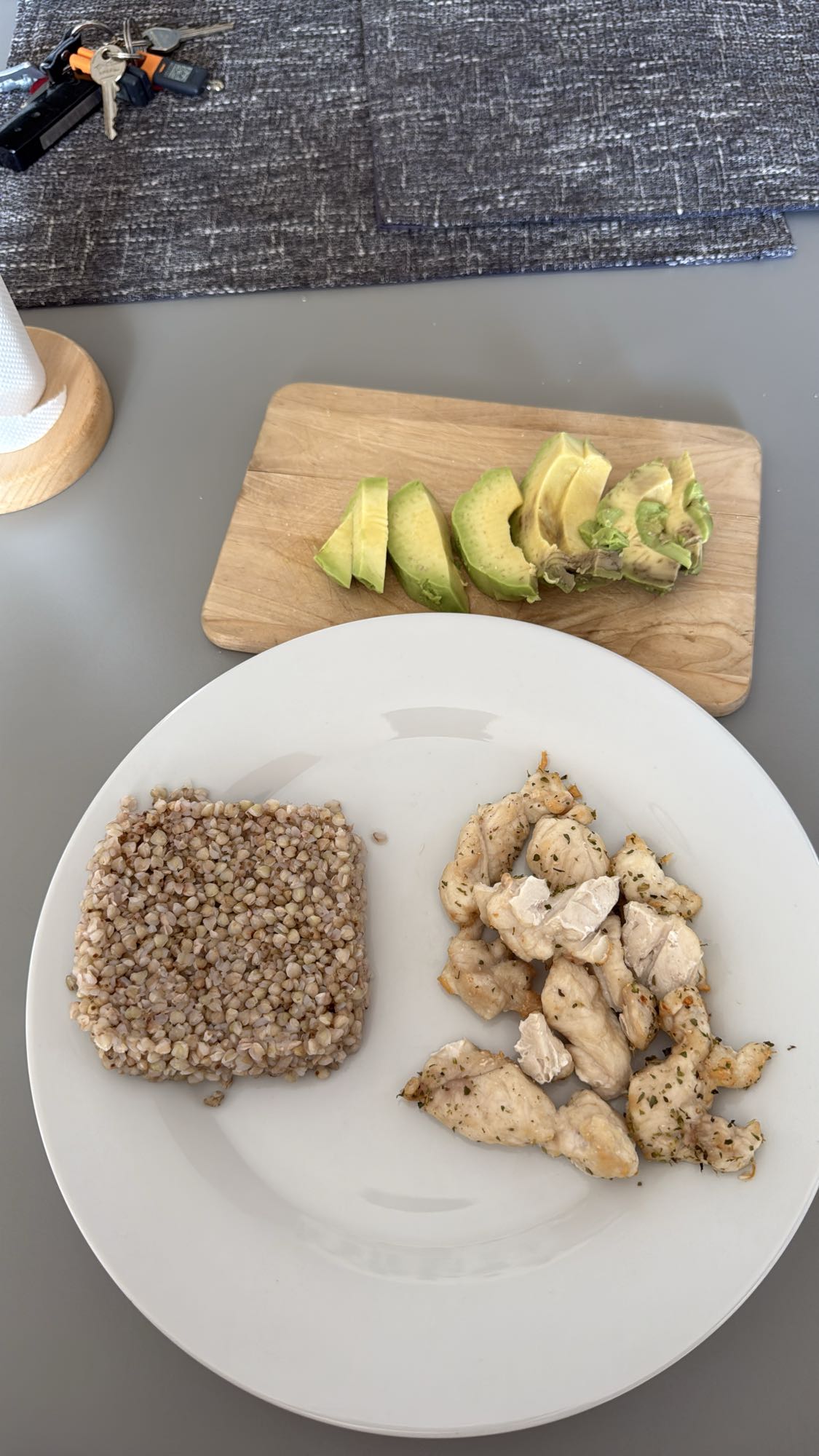 Pui, hrișcă și avocado