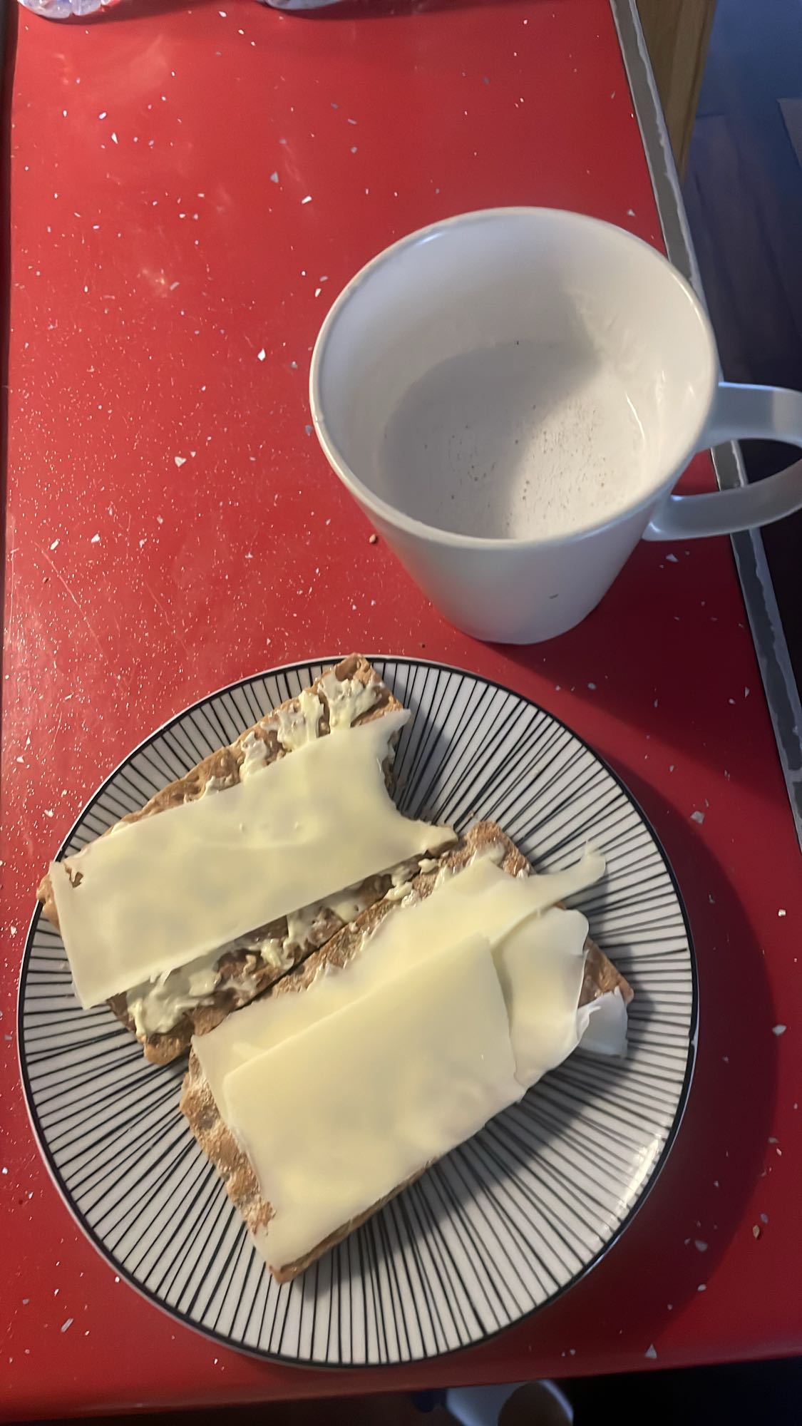 Tostadas con queso y café