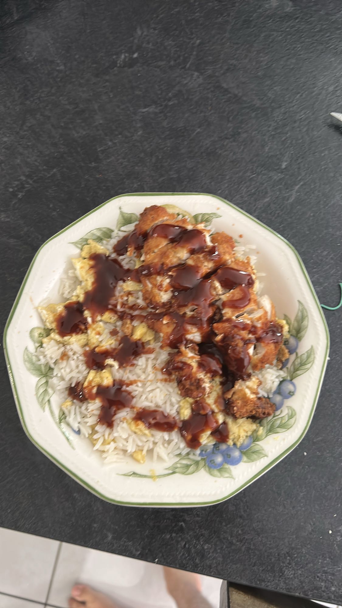 Poulet pané, riz, sauce