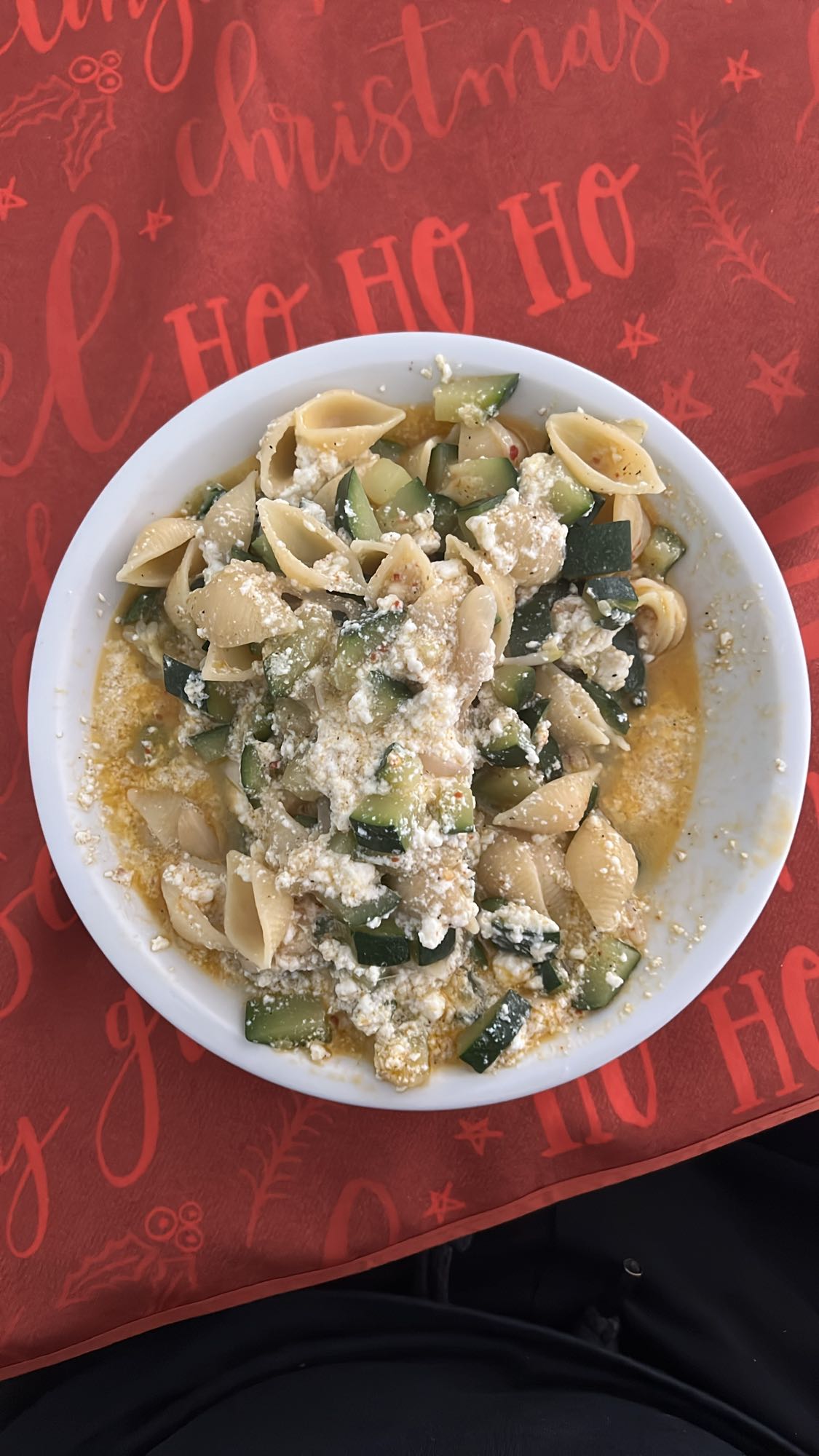 Pasta con calabacín y ricotta