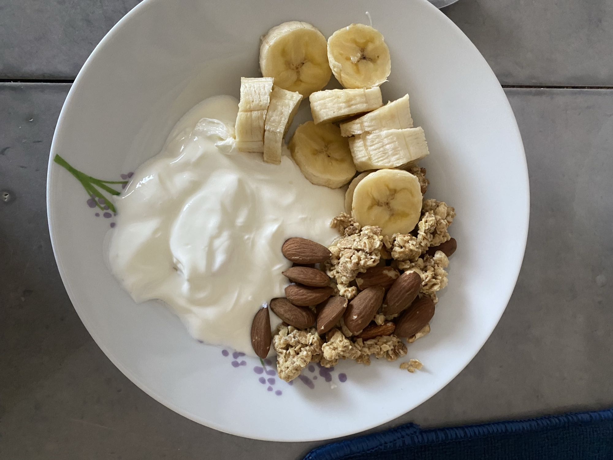 Yogur con plátano y granola