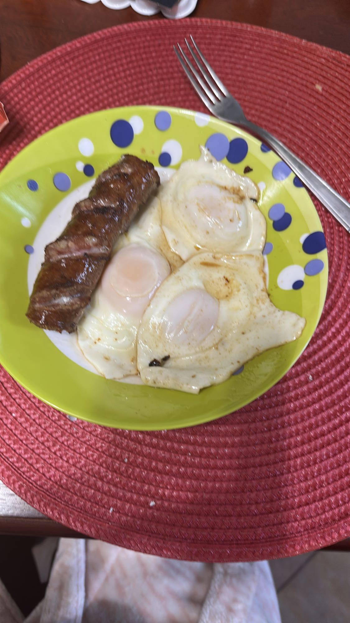 Mic dejun cu ouă și cârnat