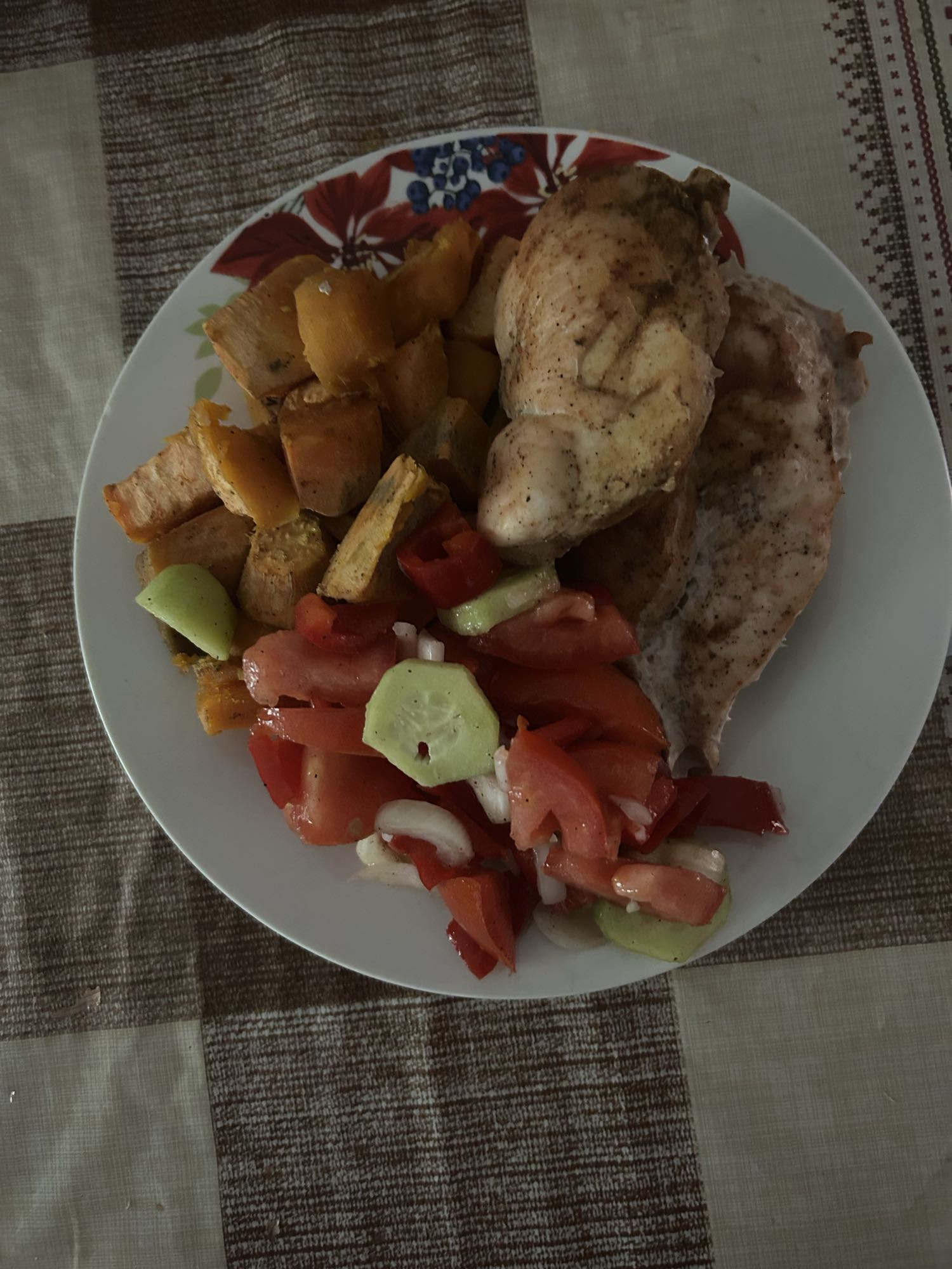 Piept de pui cu cartofi dulci și salată de legume