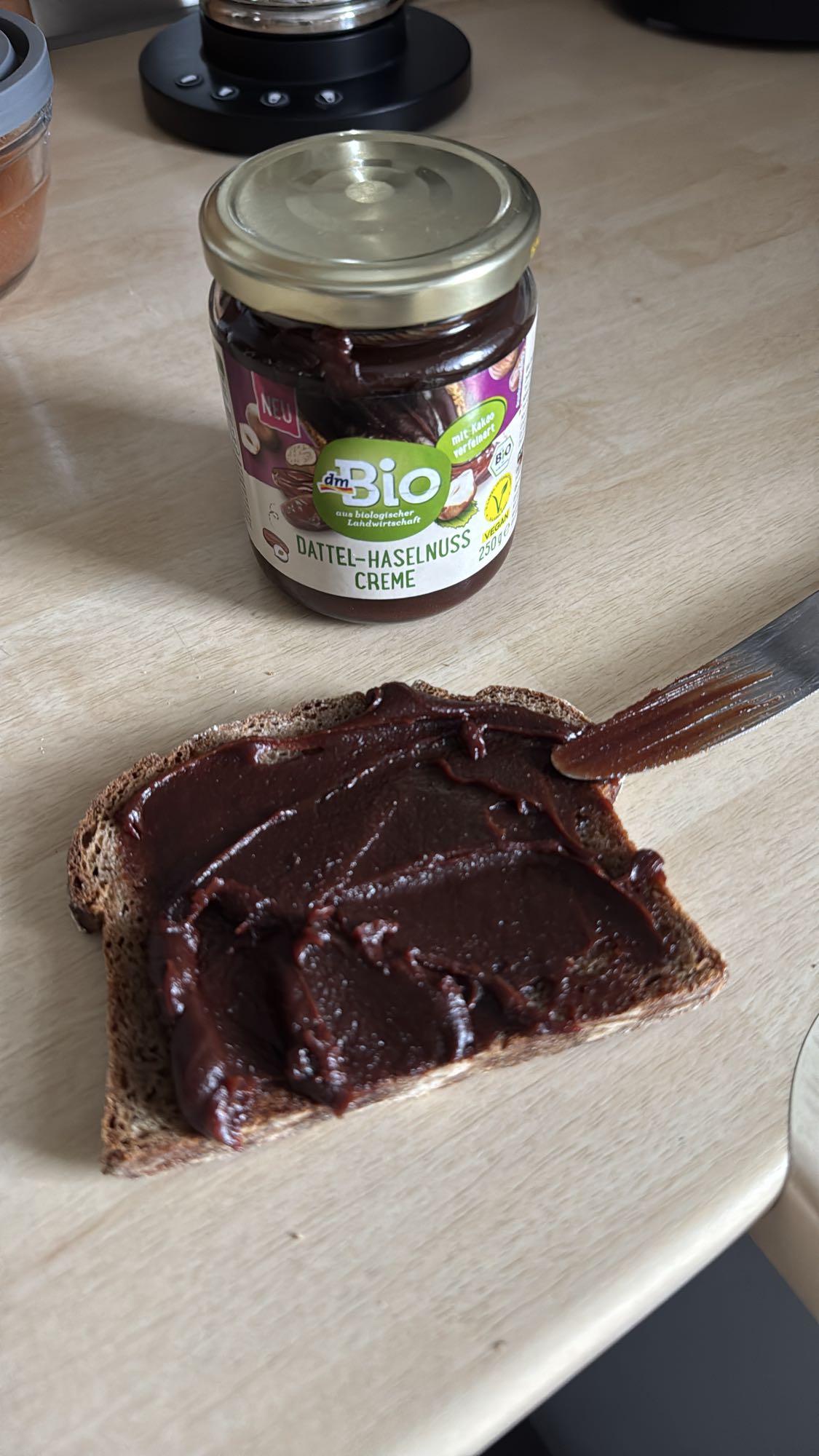 Dattel-Haselnuss Creme Brot