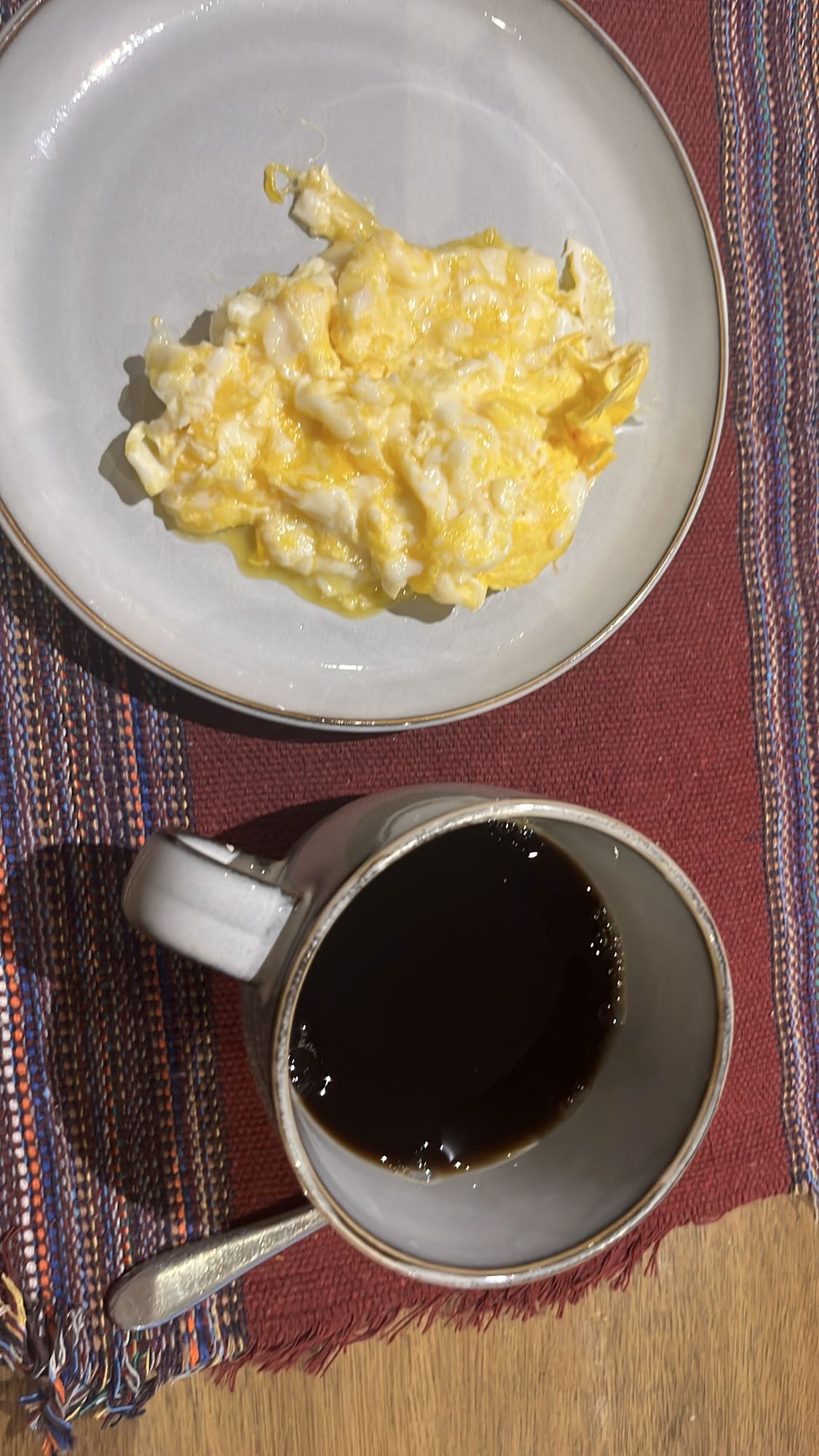 huevos revueltos con queso y café