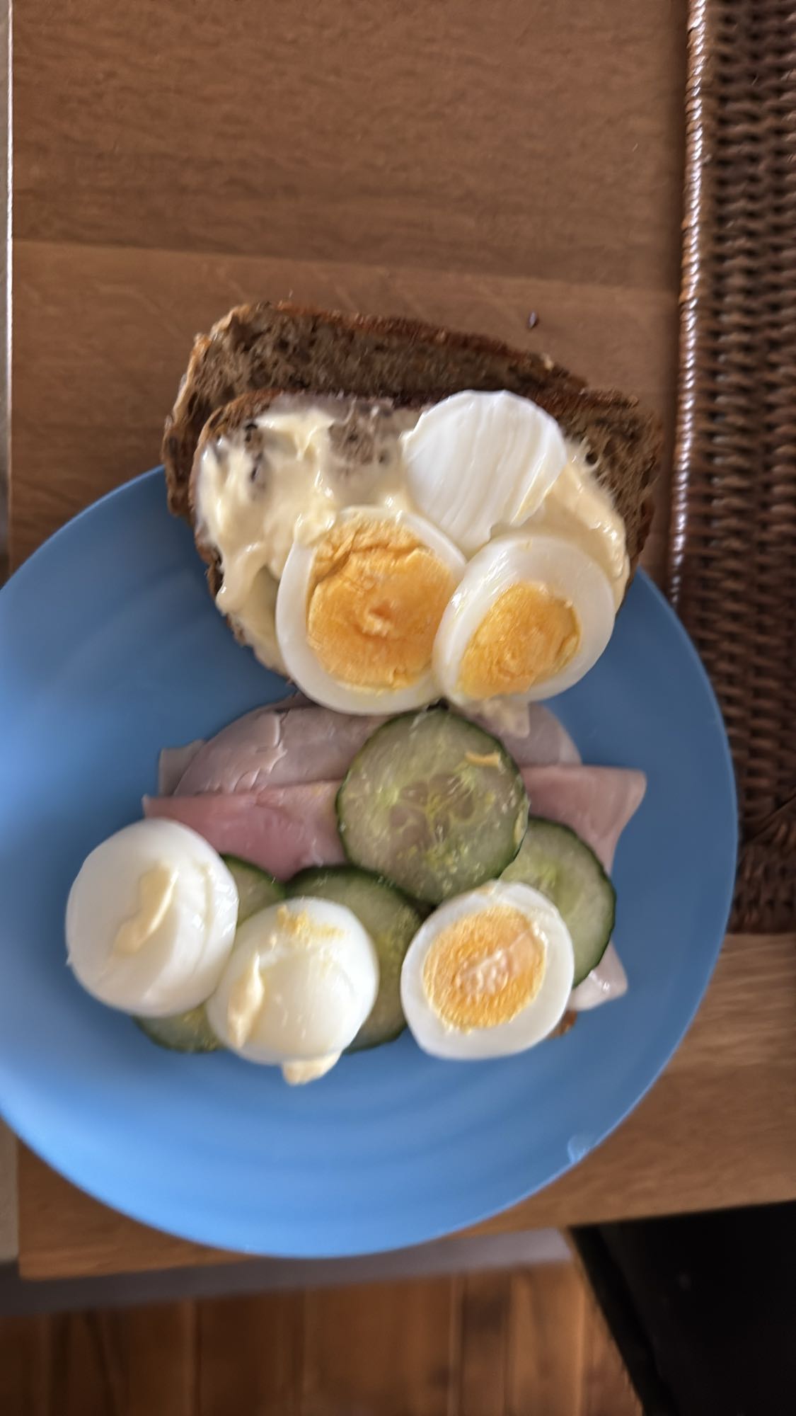 Ei broodje met ham en komkommer