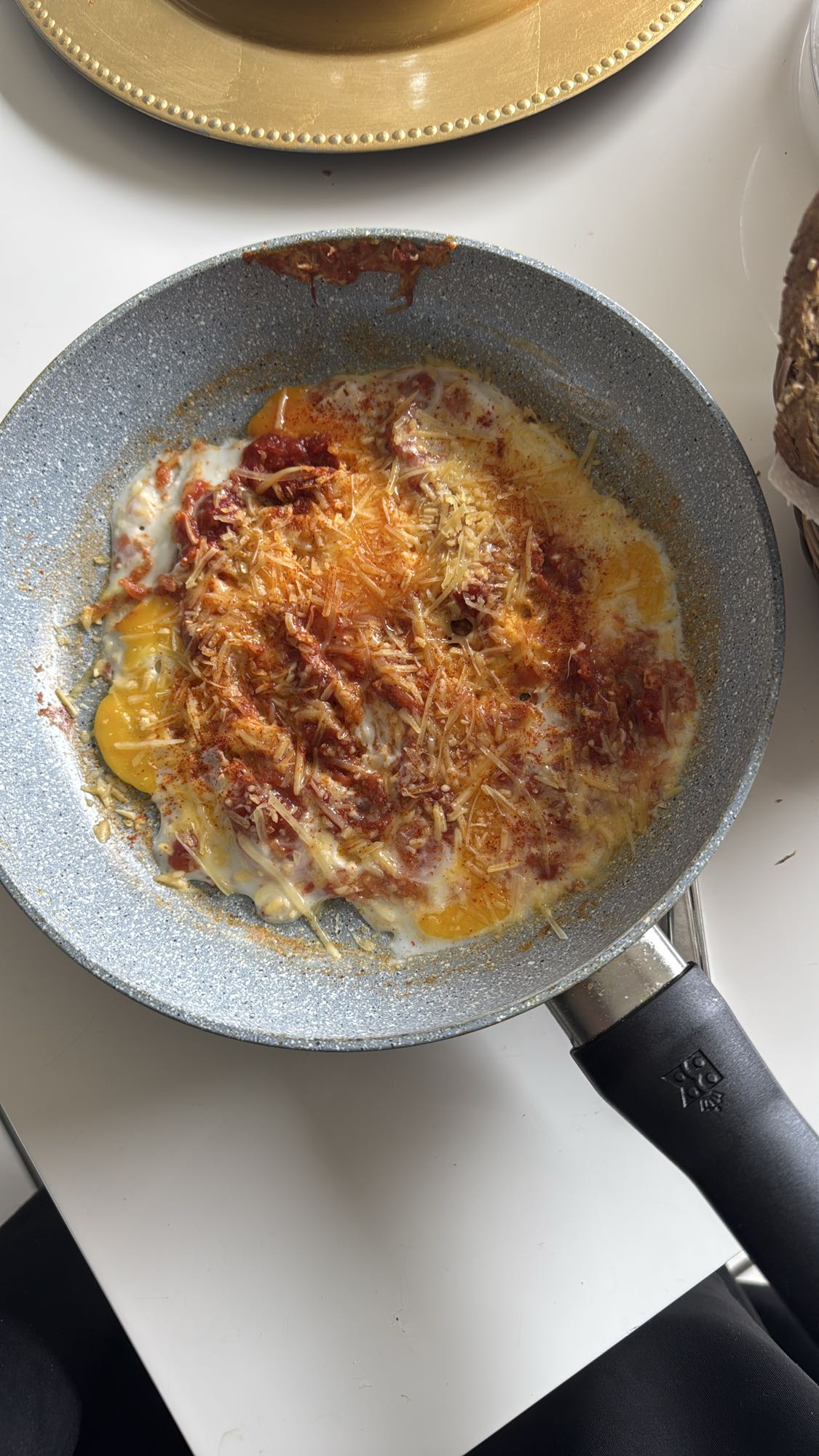 Eieren met kaas en tomaat