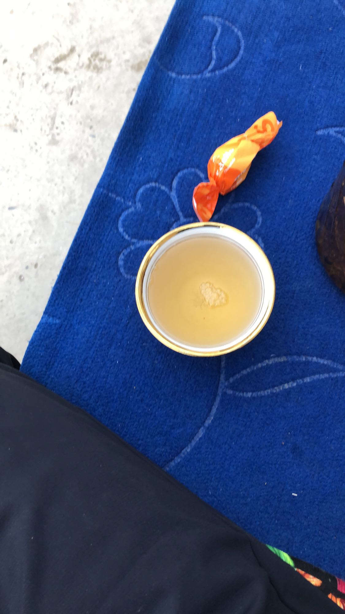 чай и карамельная конфета