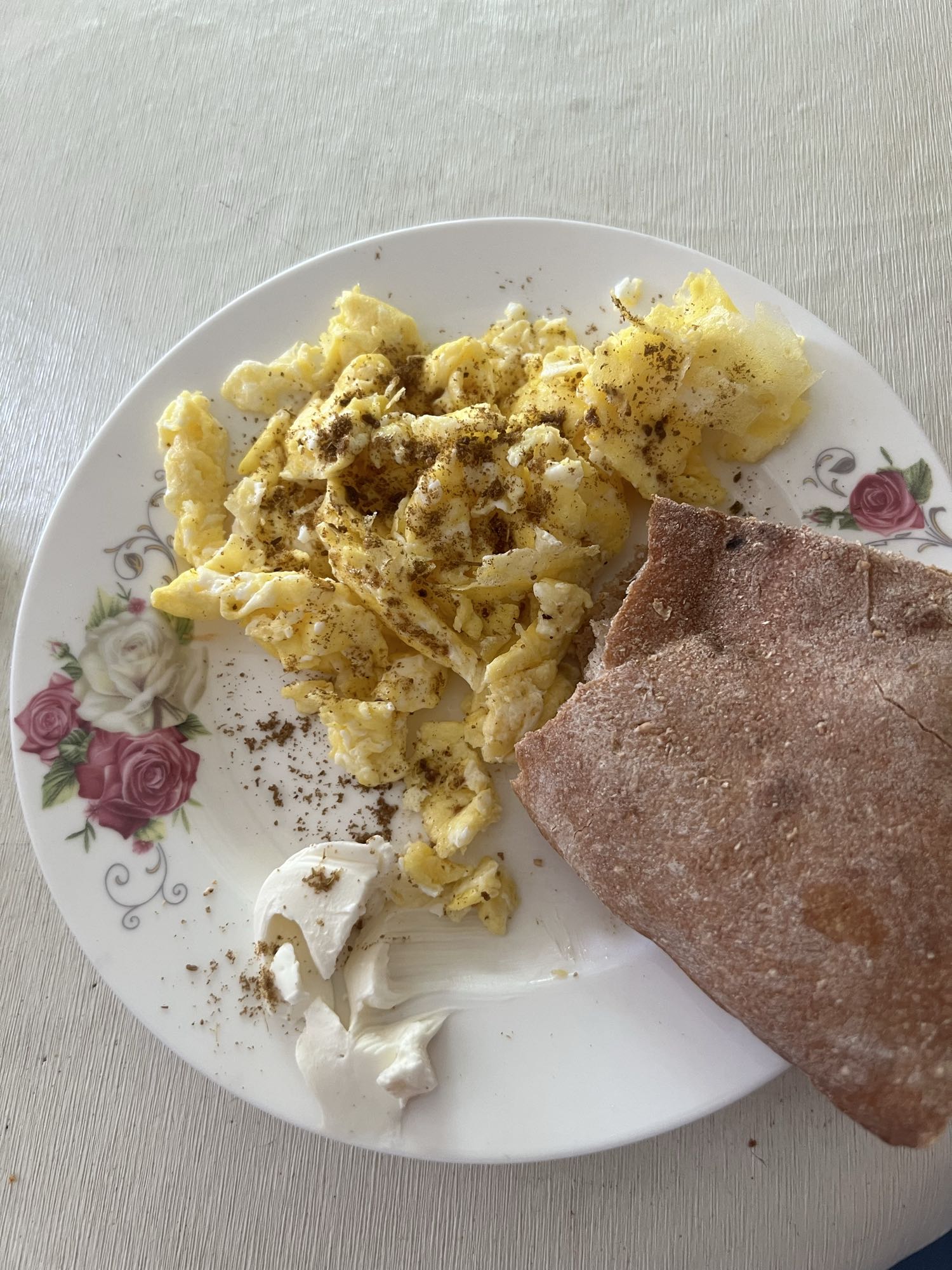 Oeufs brouillés et pain