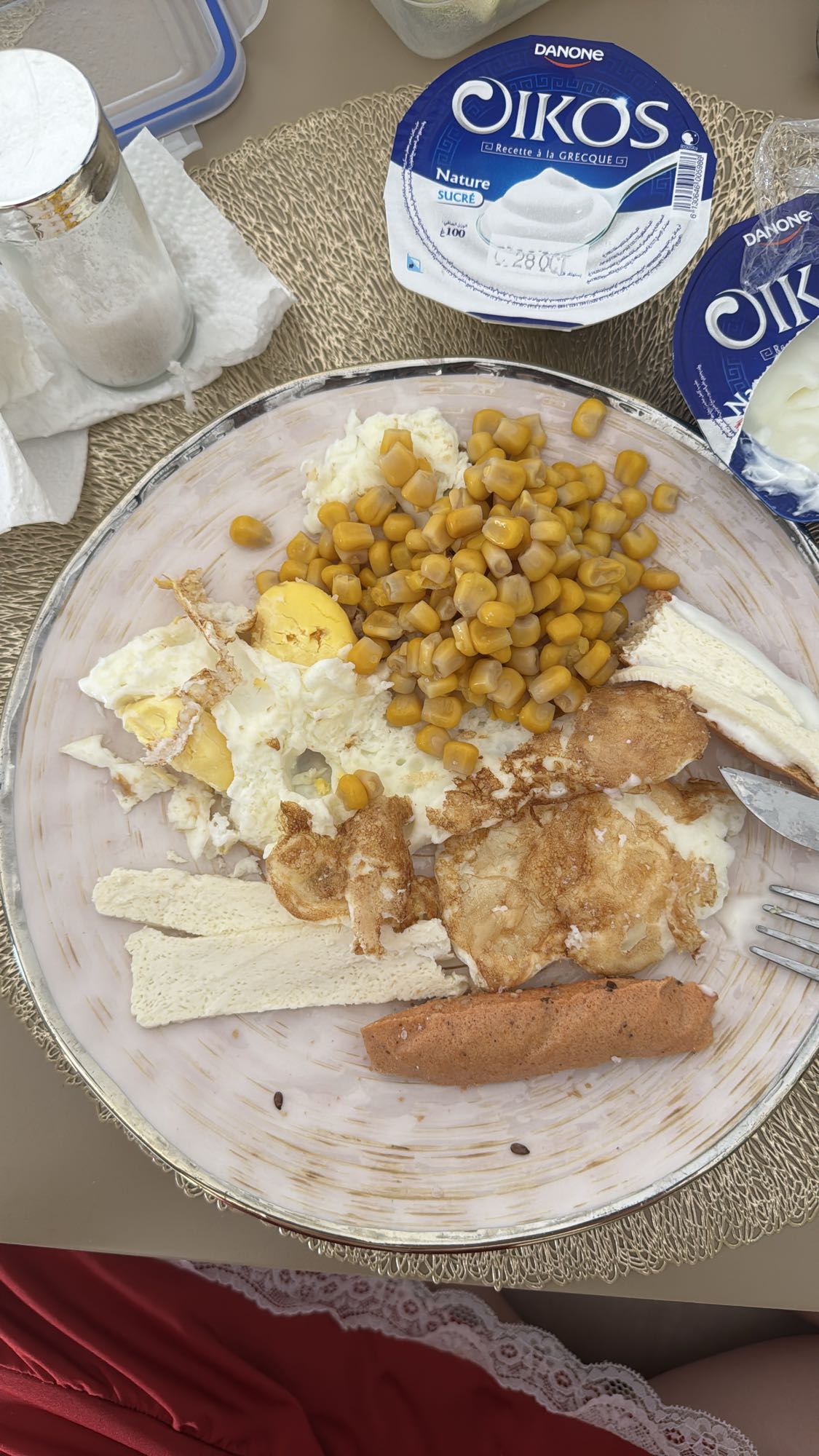 Яйца без желтков с фетой, кукурузой, йогуртом и хлебом из чечевицы