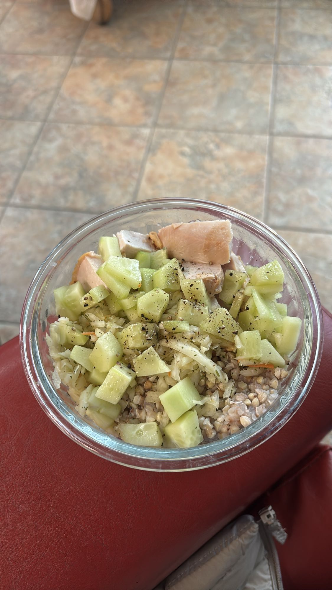 Kasza z łososiem i ogórkiem