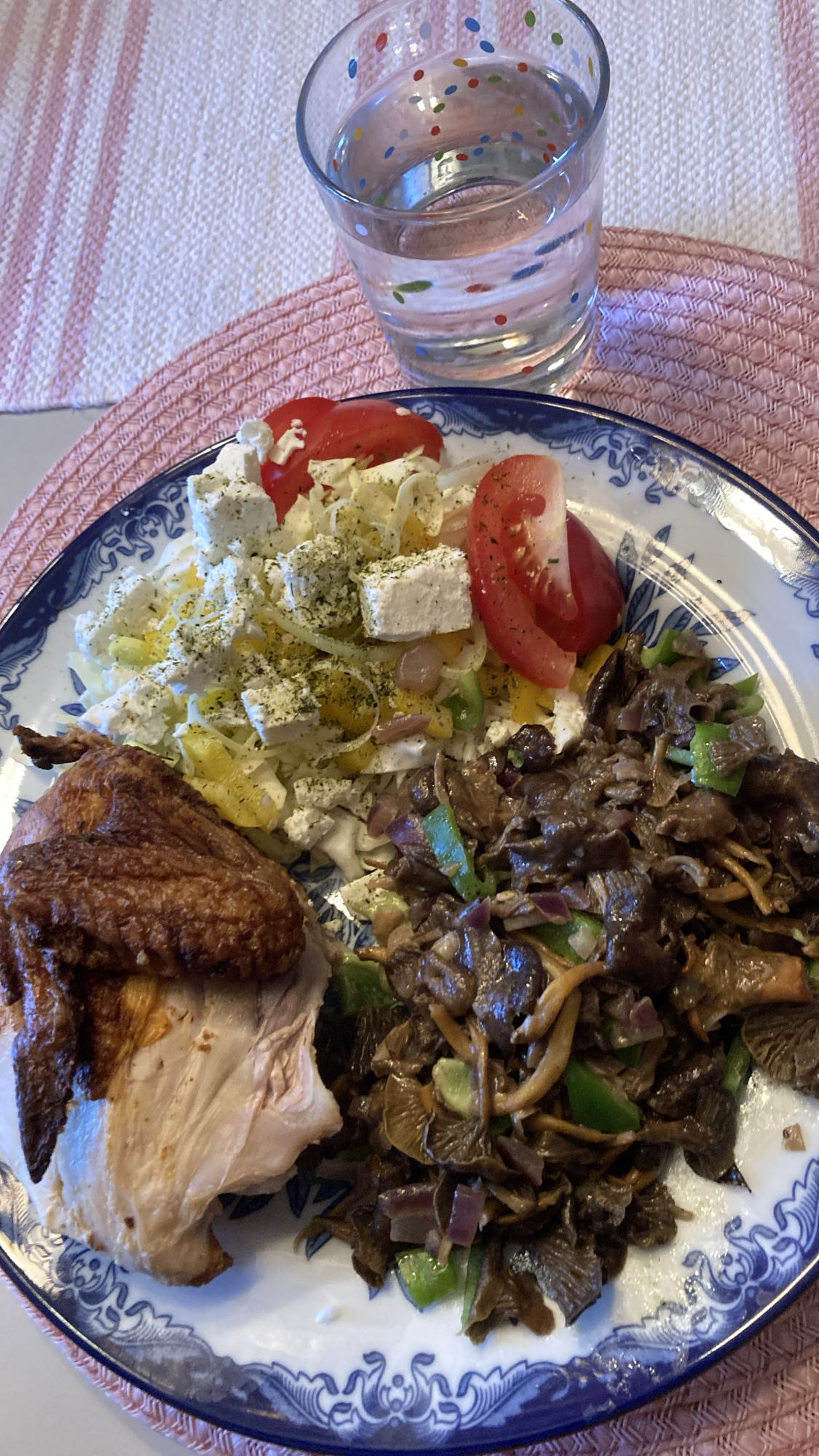 Kyckling med sallad och svamp