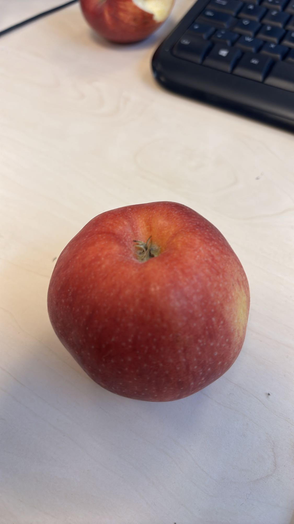 Pomme rouge entière