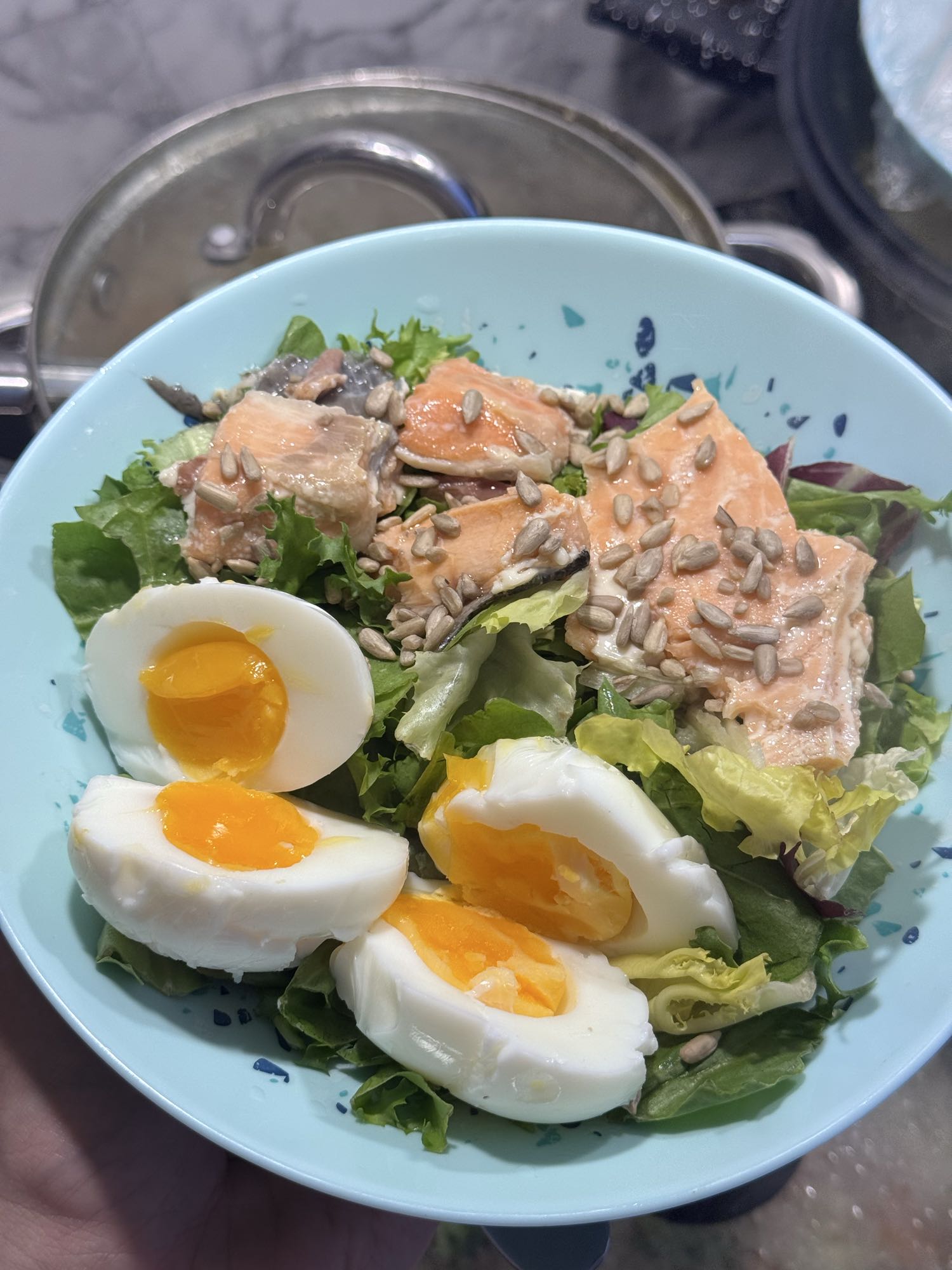 Салат с лососем и яйцом