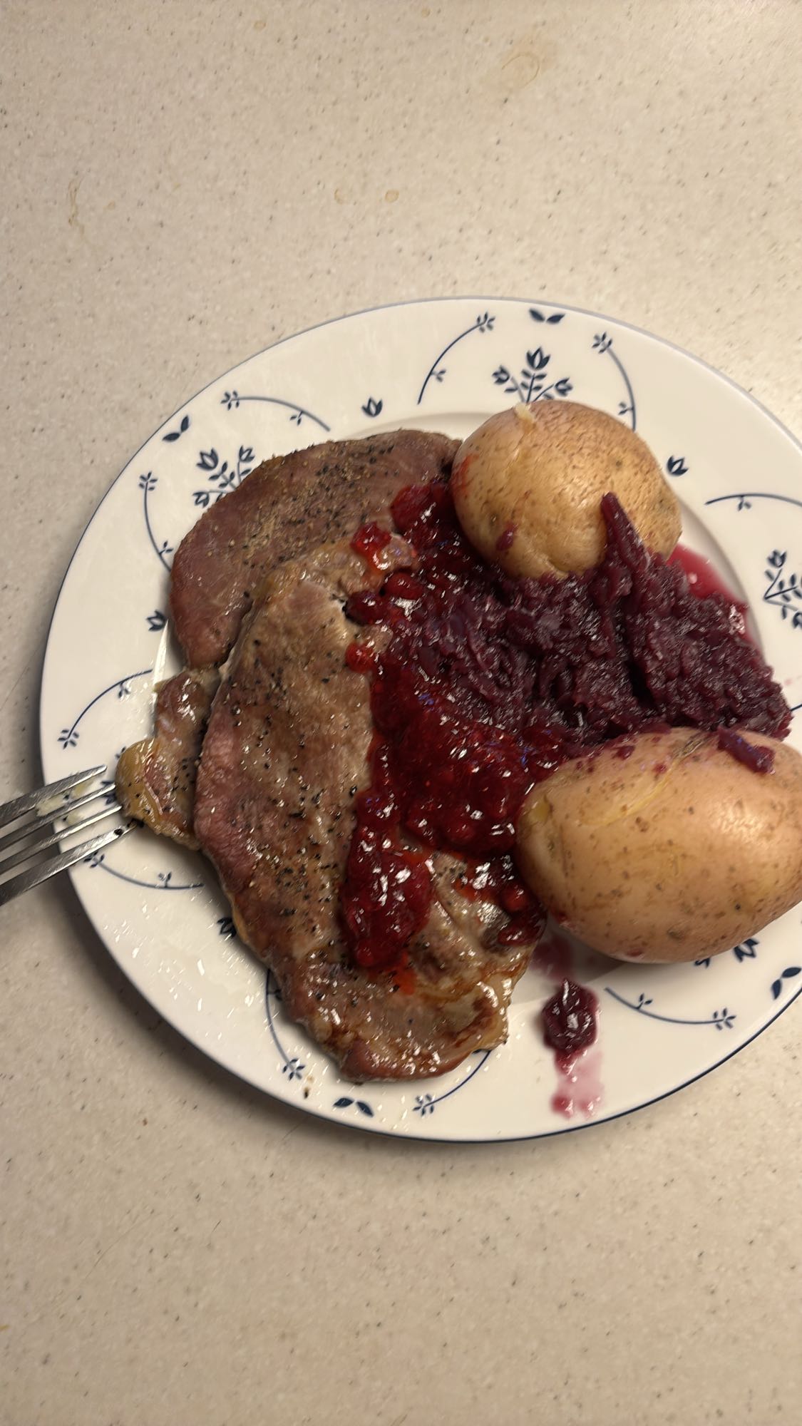 Nakkekoteletter av svin med rødkål, potet og tyttebær