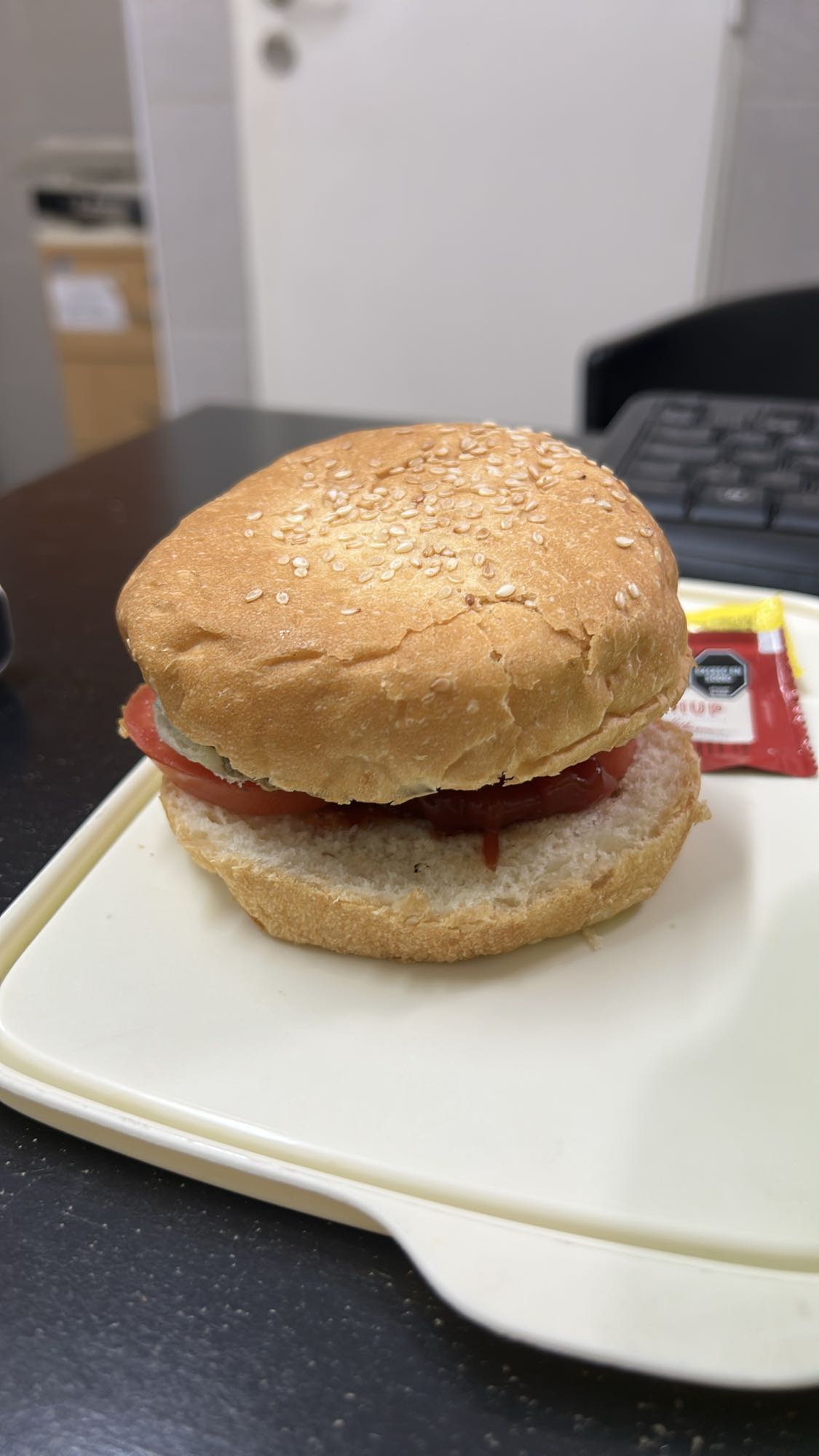 Sándwich sencillo de tomate