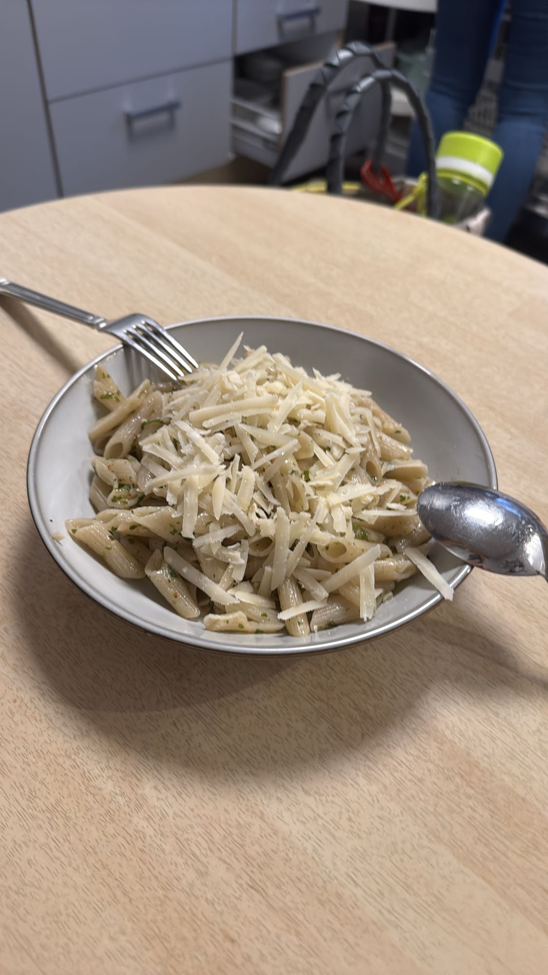 Dinkel Penne Aglio e Olio mit Parmesan
