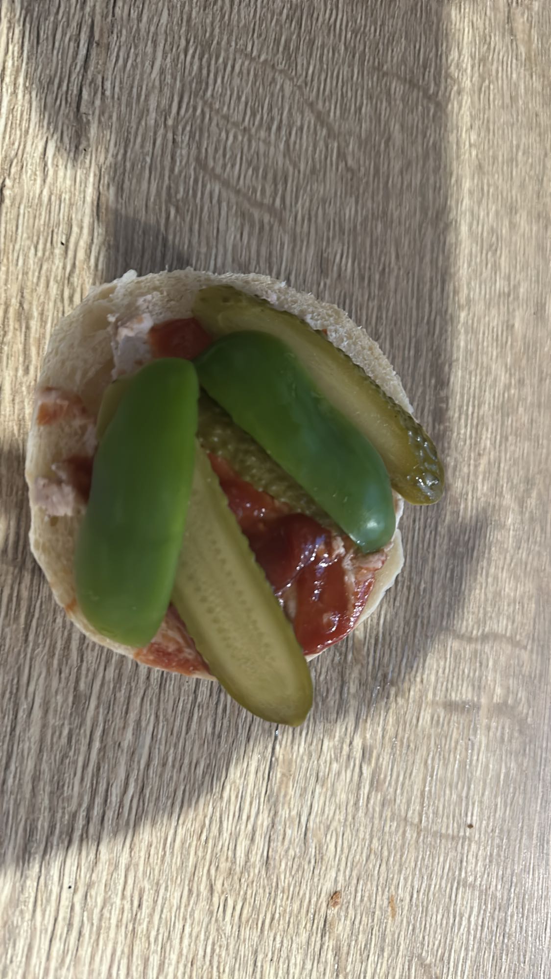 kanapka z ogórkiem i papryką