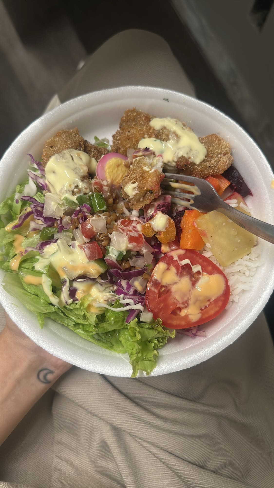 Salada com frango empanado