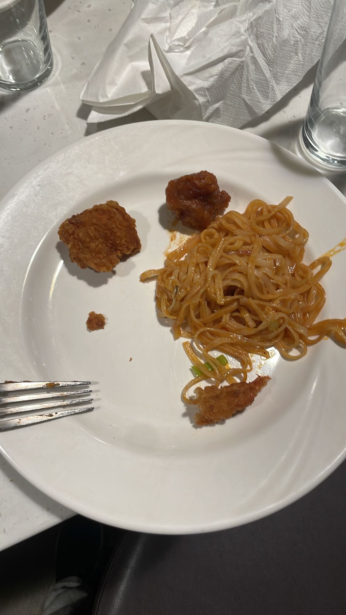 Nudlar med friterad kyckling