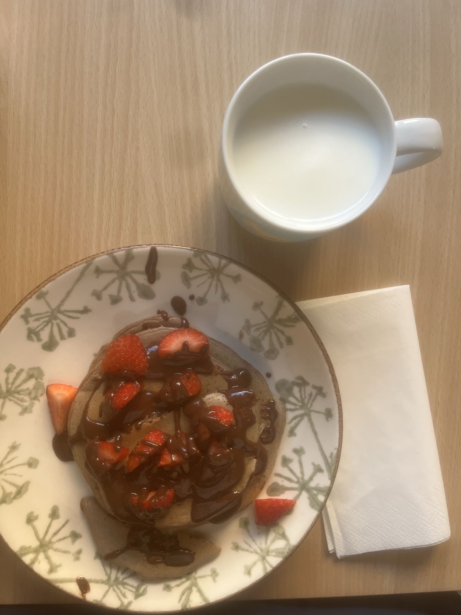 Panqueques con fresas y leche