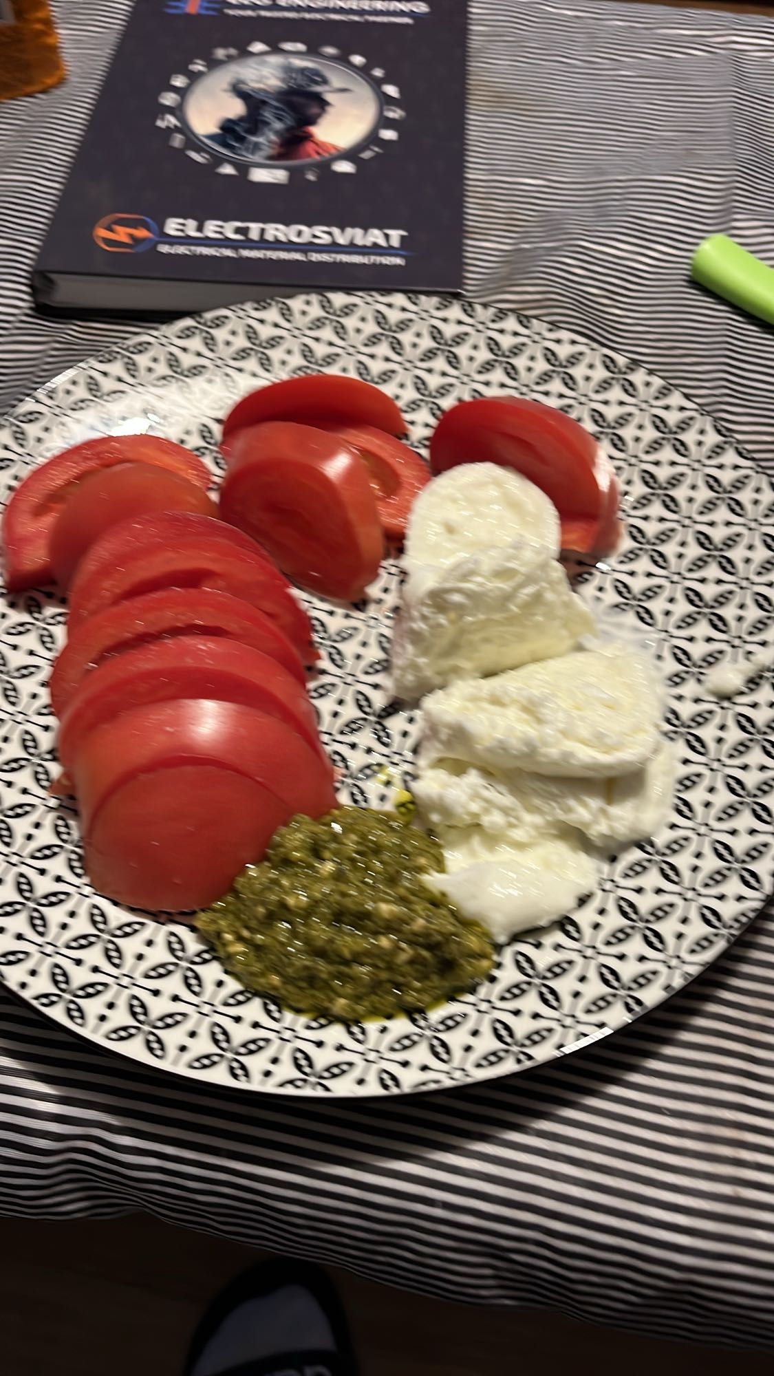 Домат с моцарела и песто