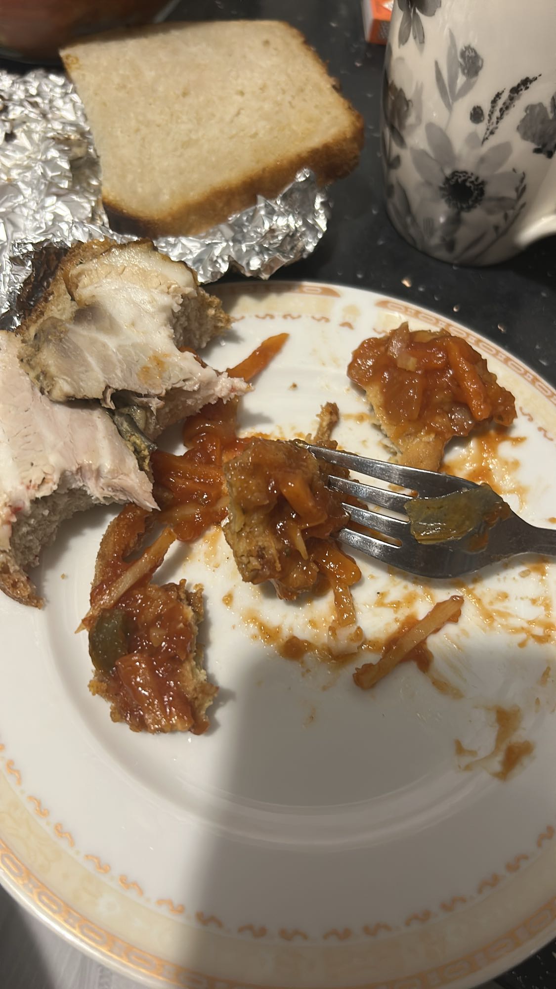 Chleb, pieczeń i sos warzywny