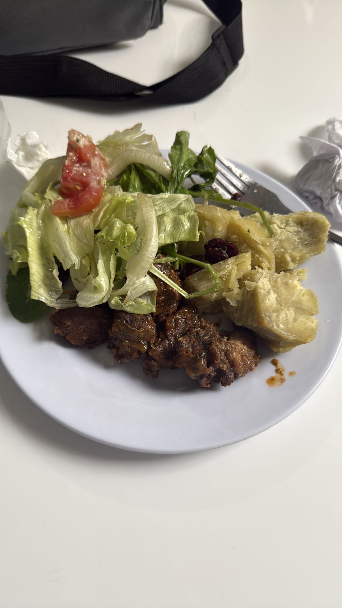 Carne con ensalada y yuca