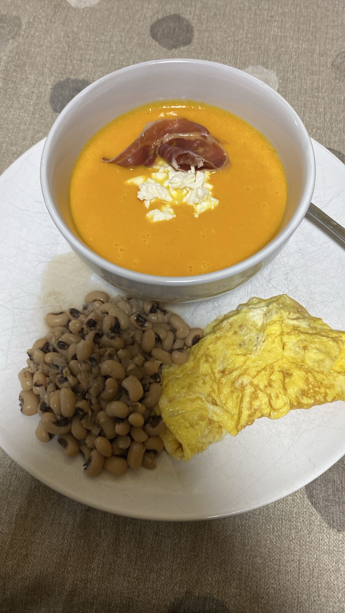 Crema de calabaza con puerro, tortilla y frijoles