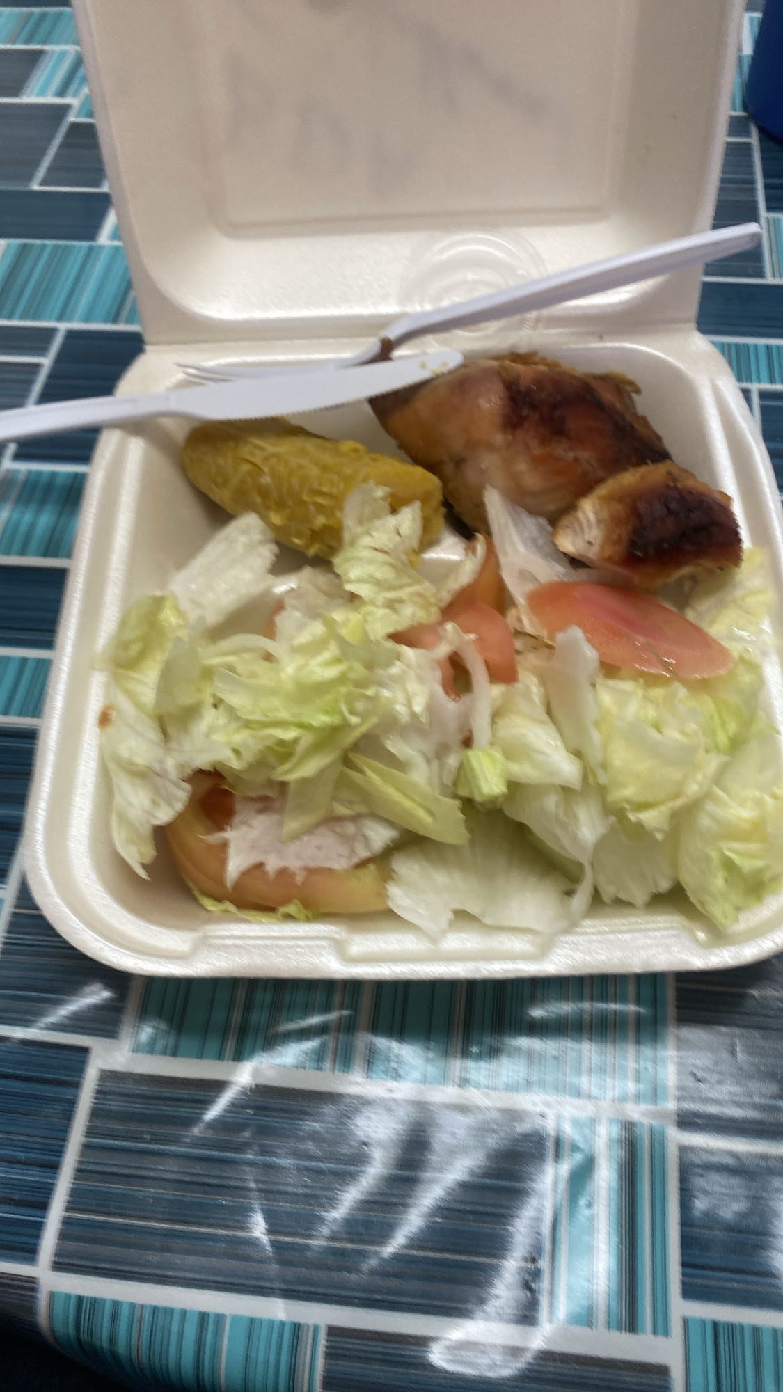 Pollo asado con ensalada