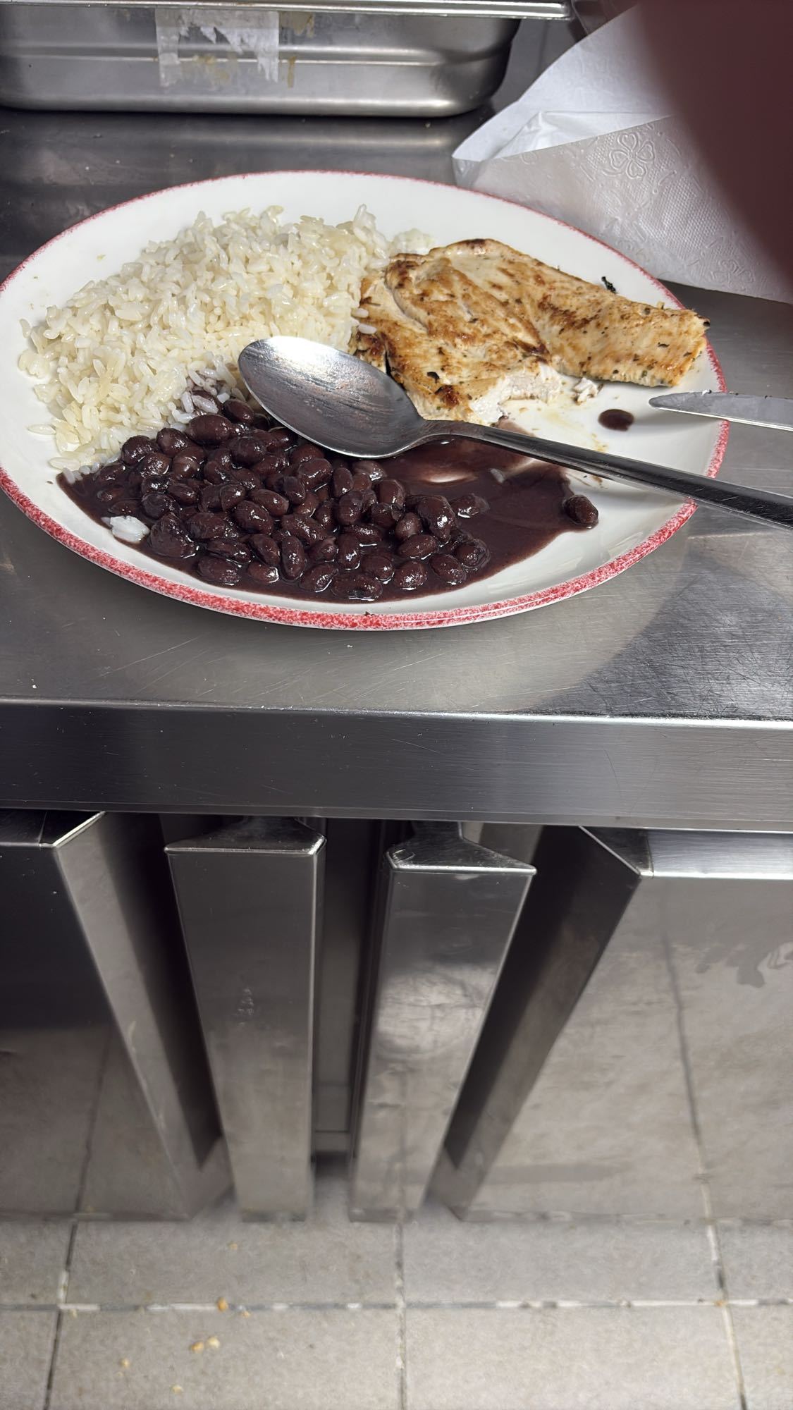 pollo, arroz y frijoles