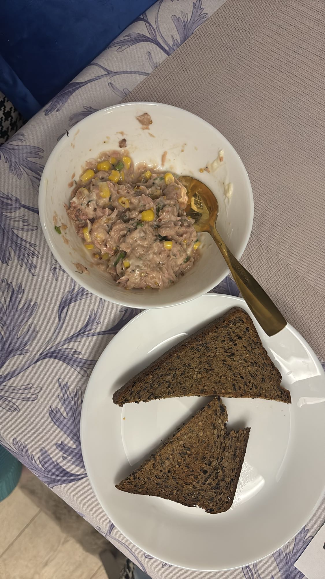 Tost z pastą z tuńczyka