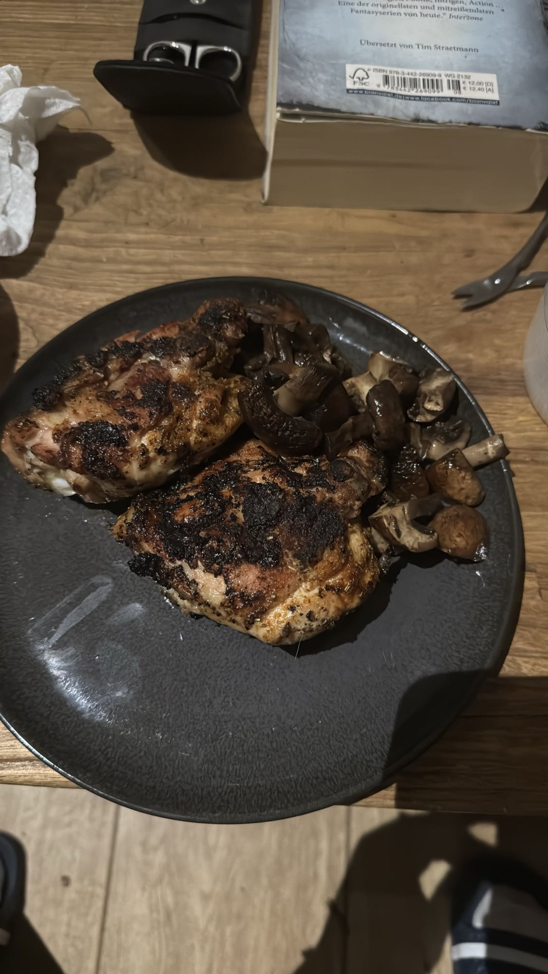 Gegrilltes Hähnchen mit Pilzen