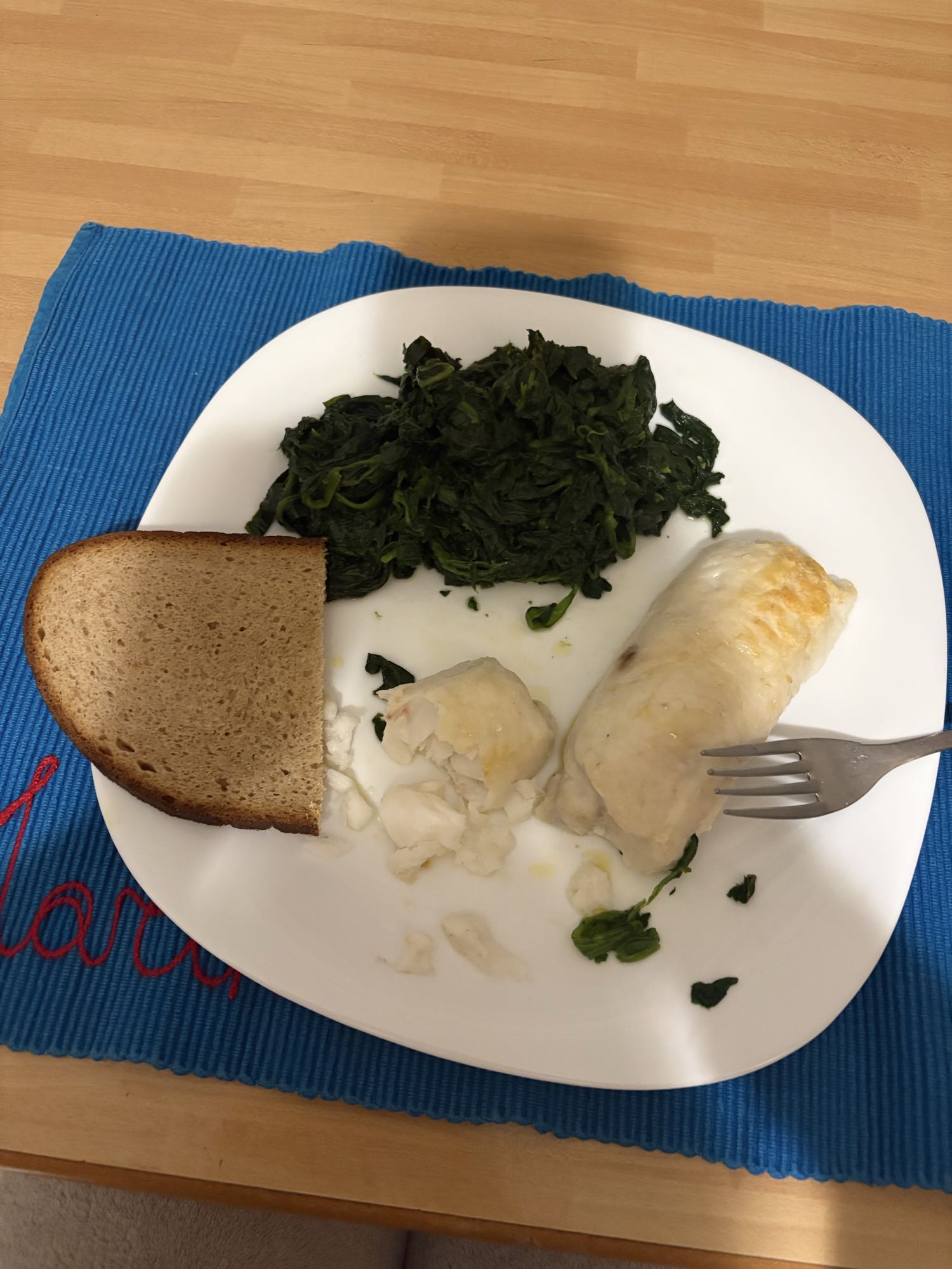 Fisch mit Spinat und Brot