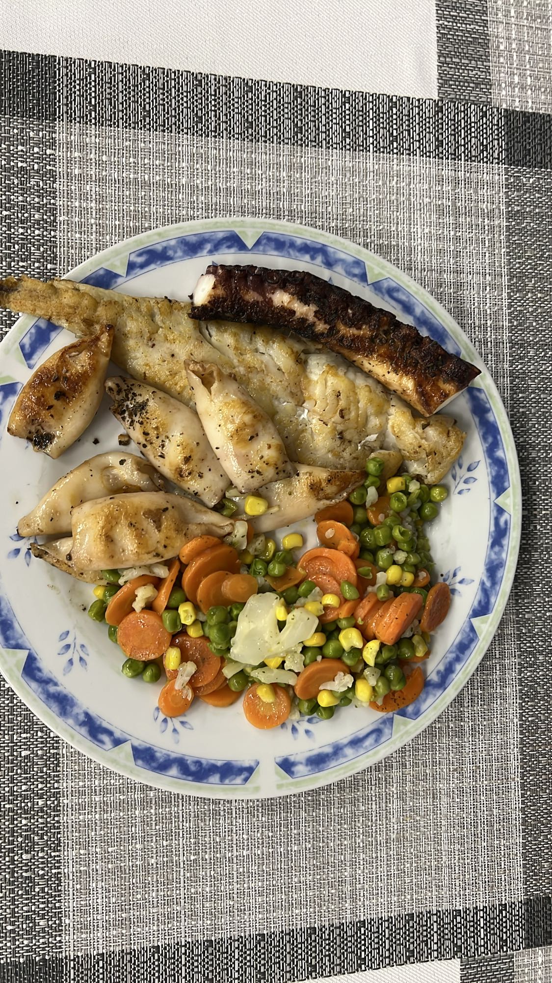 Grillowana ryba i warzywa