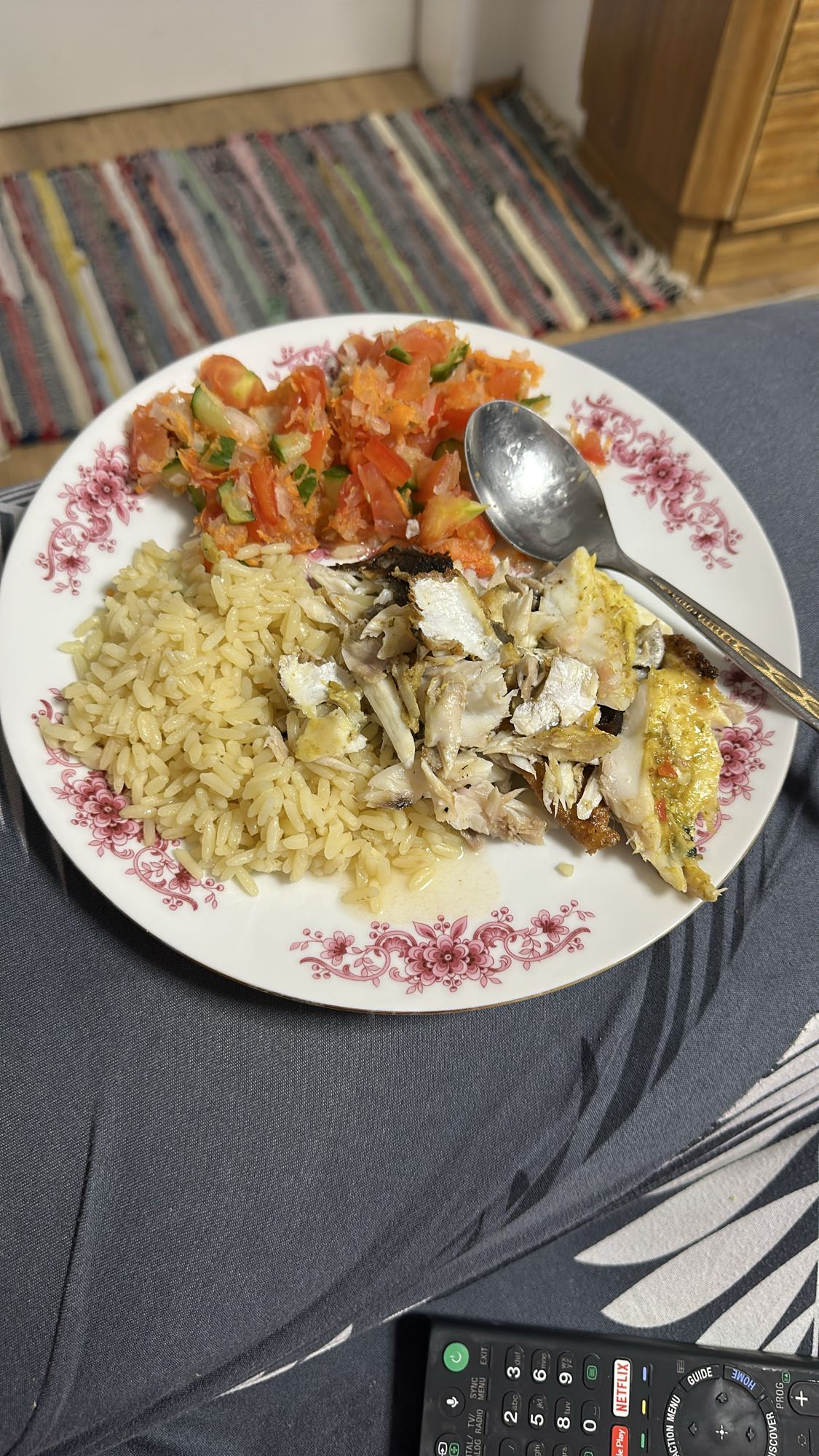 Balık, pilav ve salata tabağı