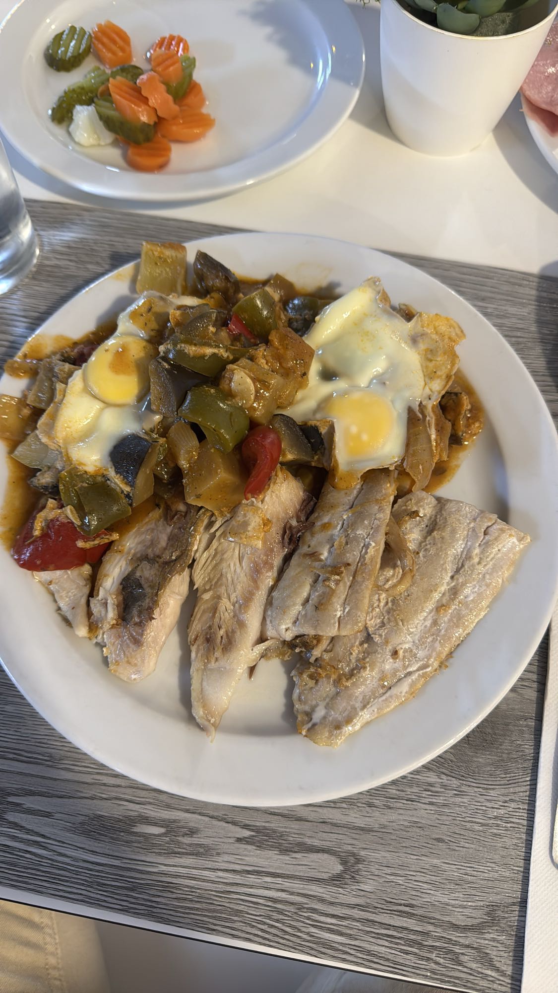 Pescado con verduras y huevo