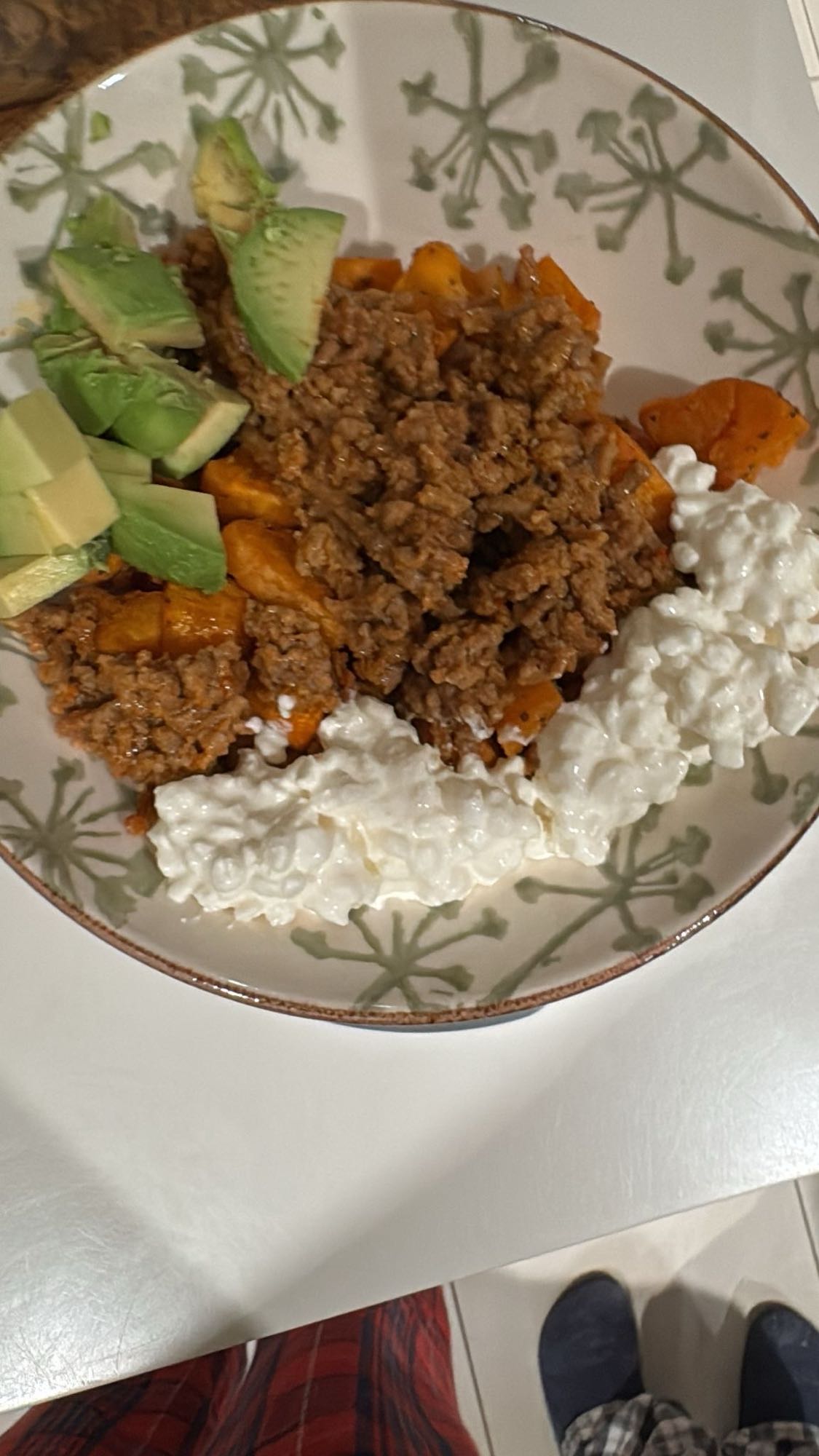 bol de carne, camote y aguacate