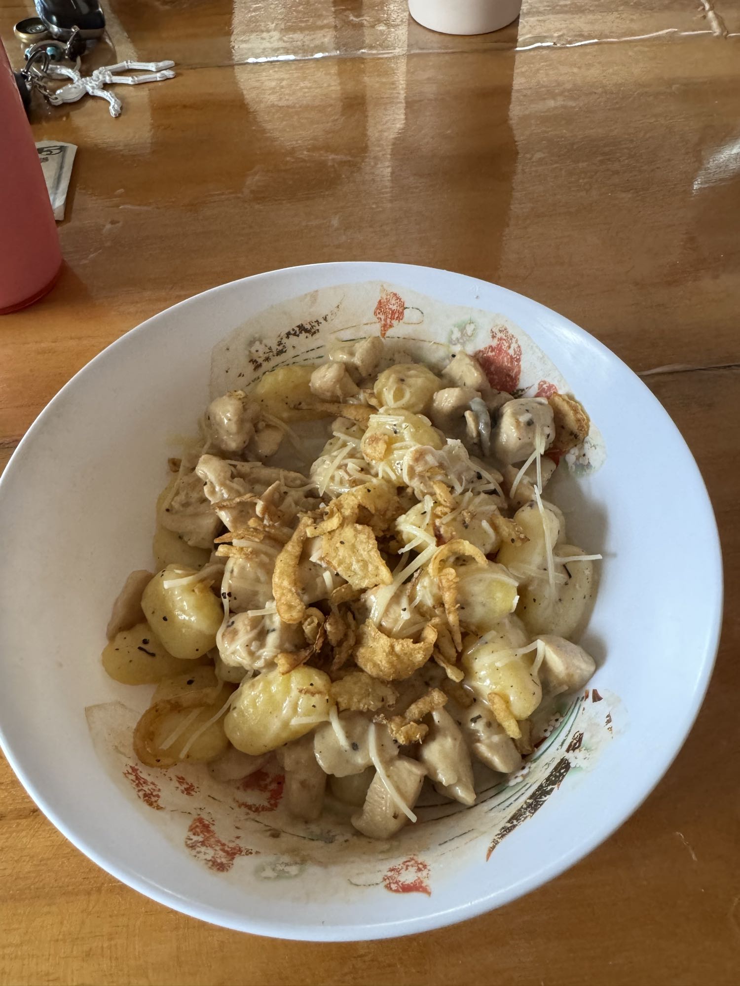 Ñoquis con pollo y crema