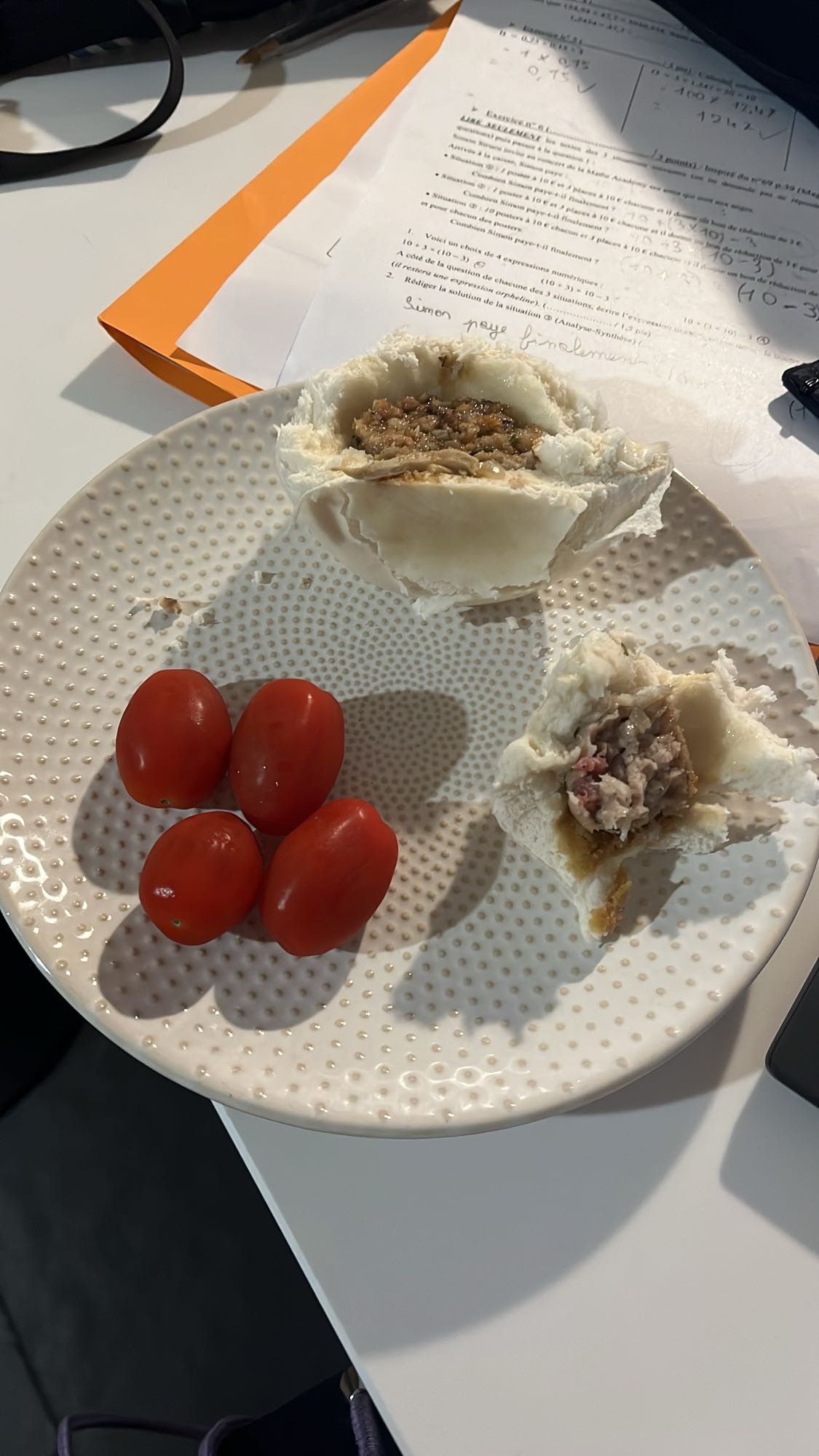 Buns vapeur et tomates