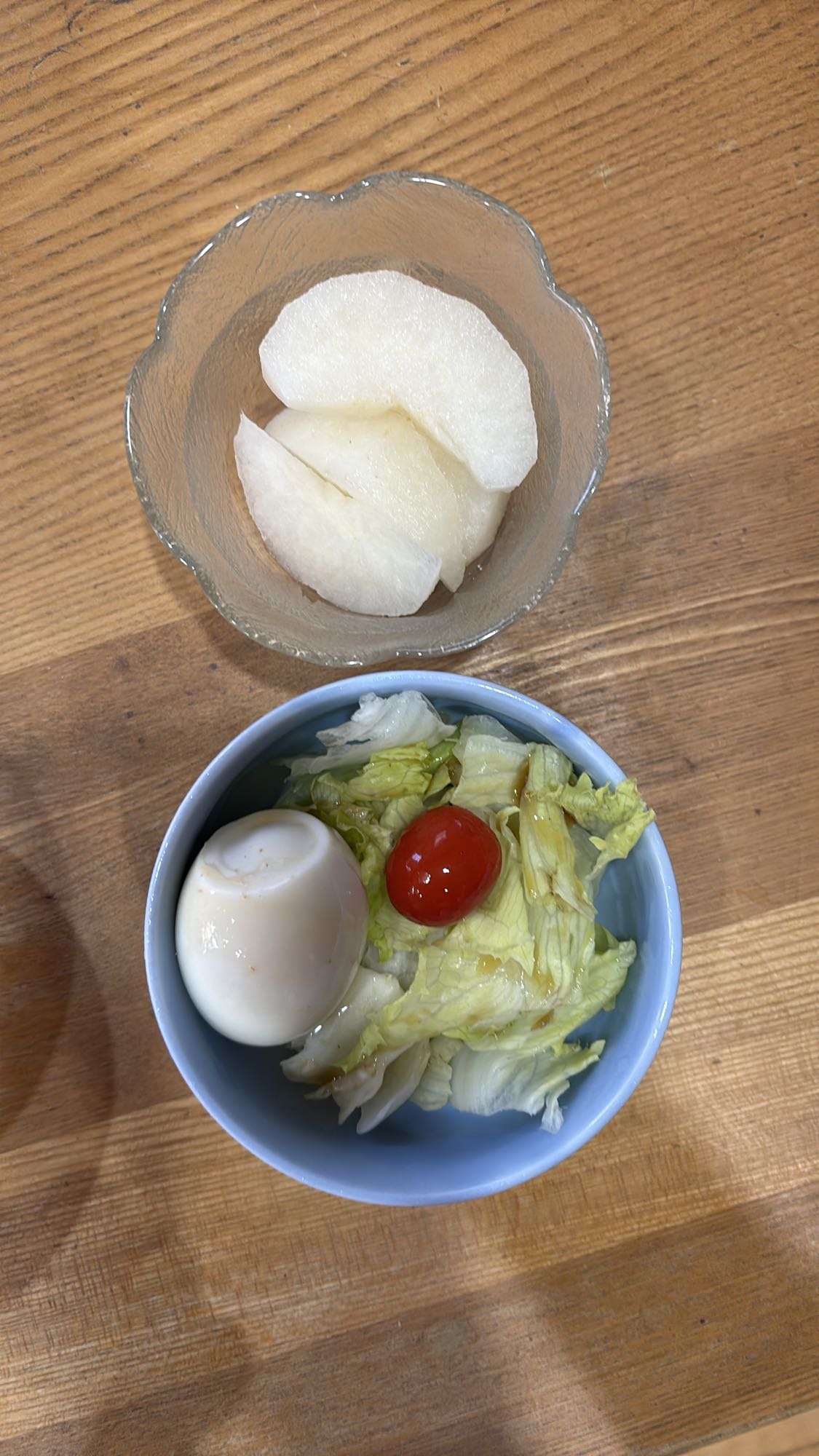 ゆで卵サラダと梨