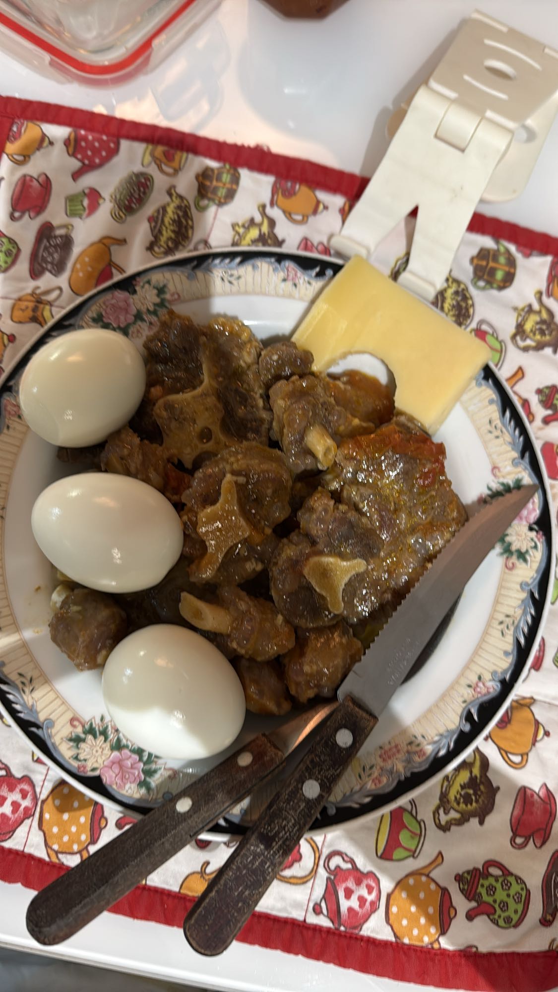 Ovos, carne e queijo