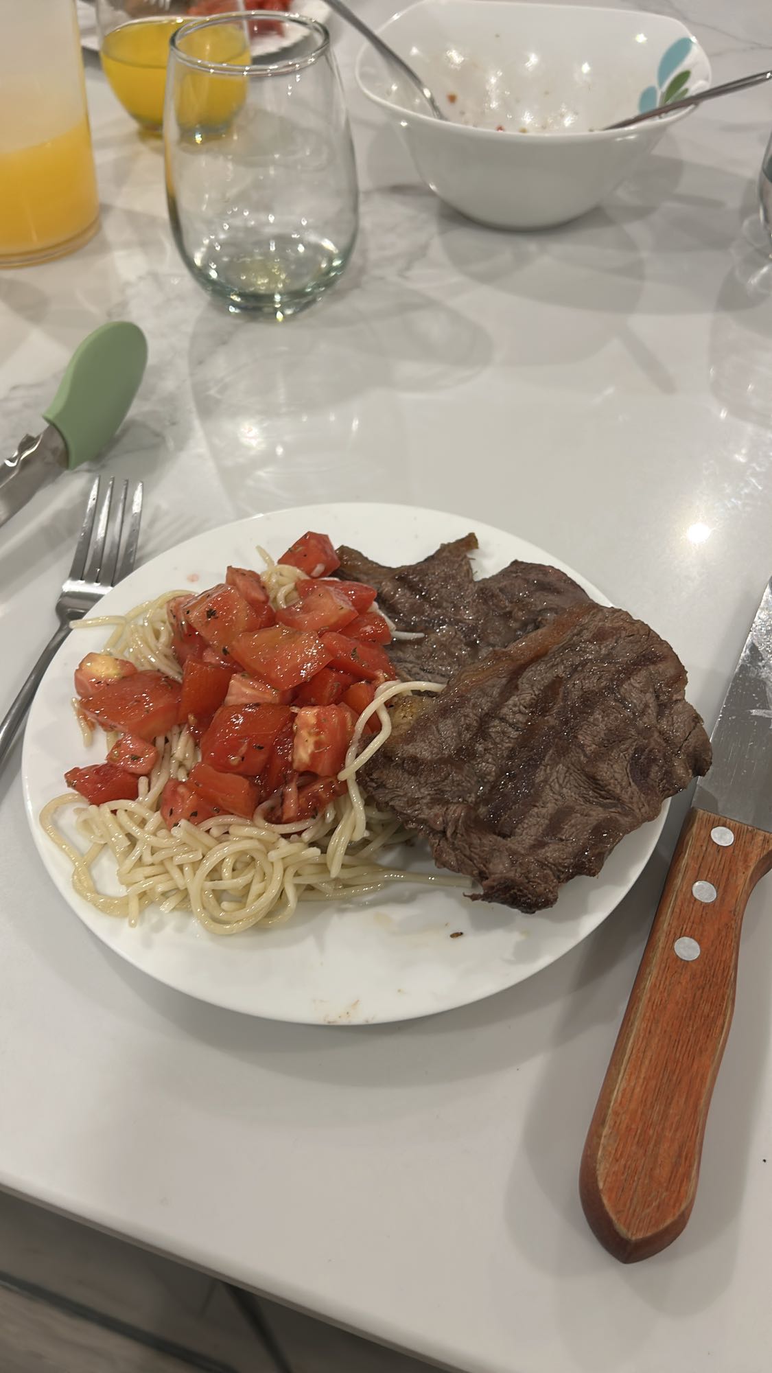 Carne con pasta y tomate
